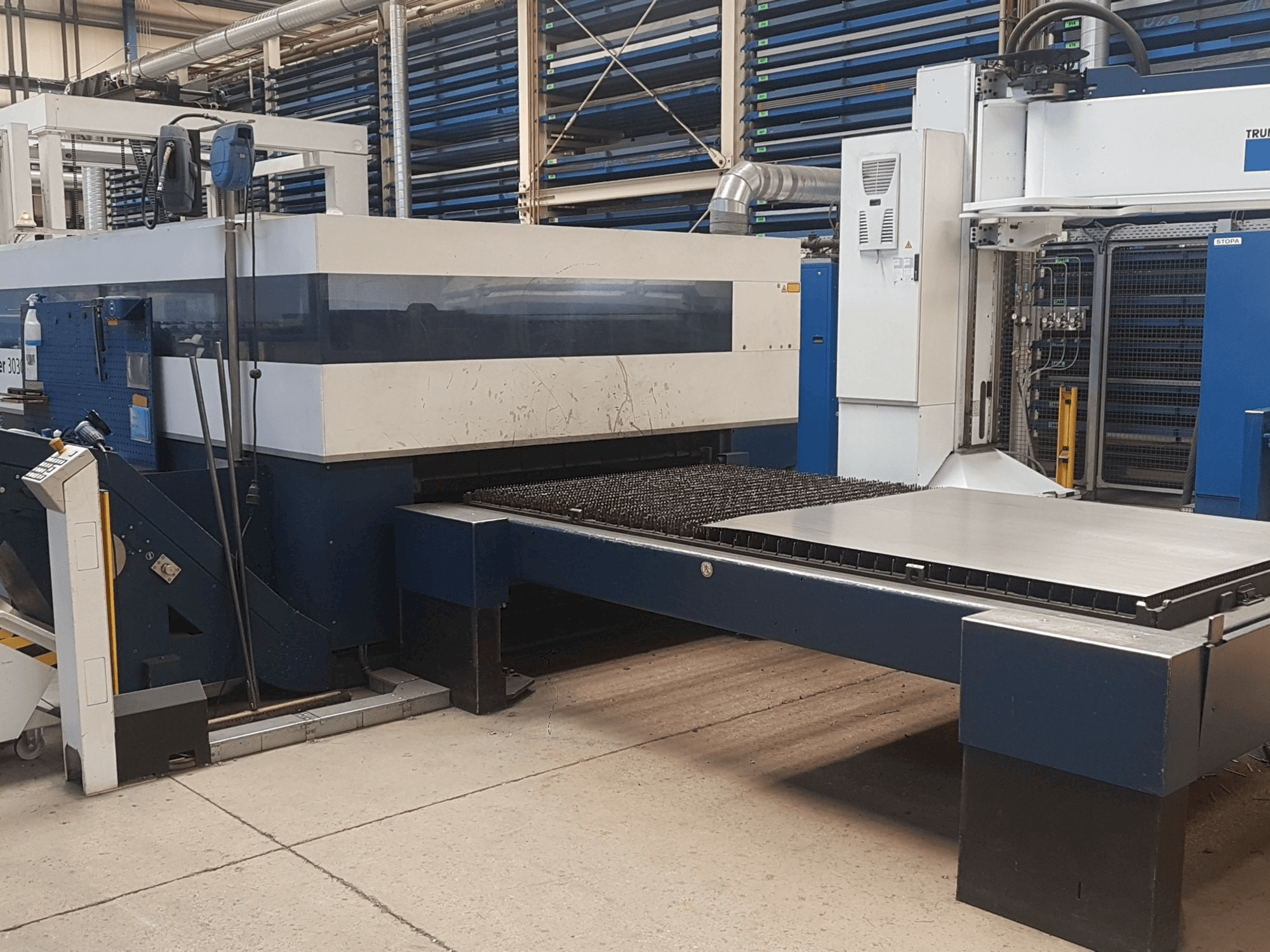Makine Trumpf TruLaser 3030 L20 - Önden görünüm