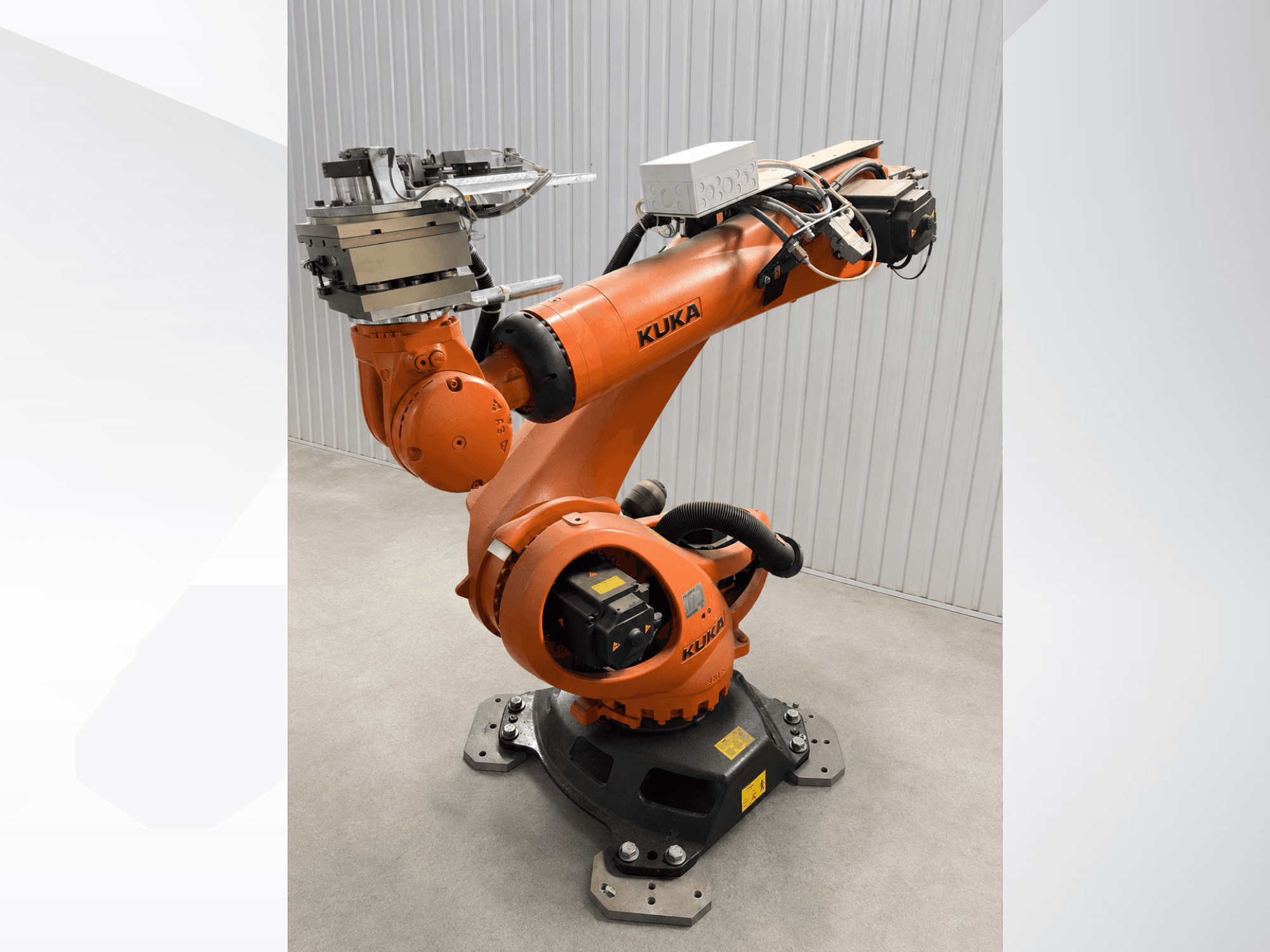 Turuncu renkli KUKA KR 90 R3100 yedek robot kolu, yandan görünüm; eklemler, kontrol ünitesi ve uç efektördeki alet bağlantısı gösterilmektedir.