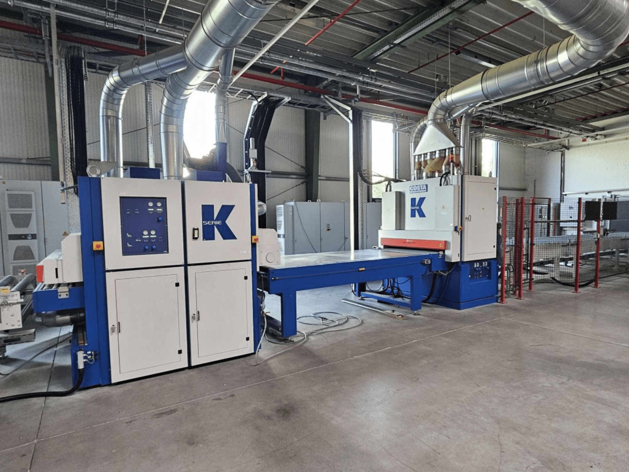 BURKLE EKMH 1300 laminasyon presinin önden görünümü, endüstriyel bir ortamda kontrol paneli ve büyük presleme plakası.