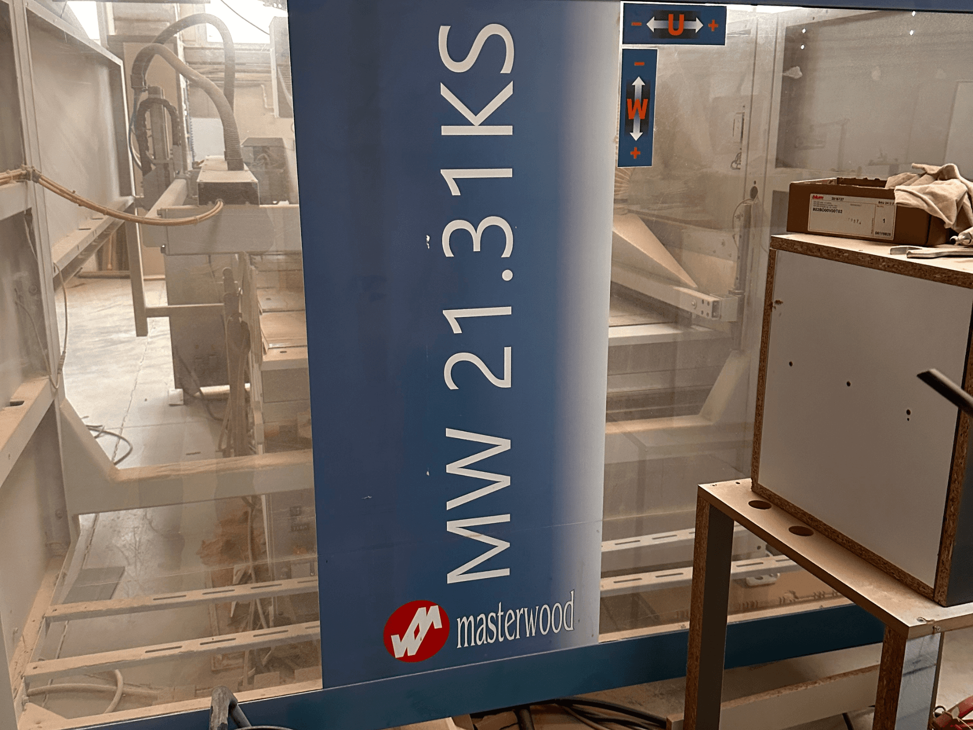 MASTERWOOD Ks 21.31 ahşap delme makinesi, önden görünüm, model detaylarını ve çevresindeki çalışma alanını gösterir.