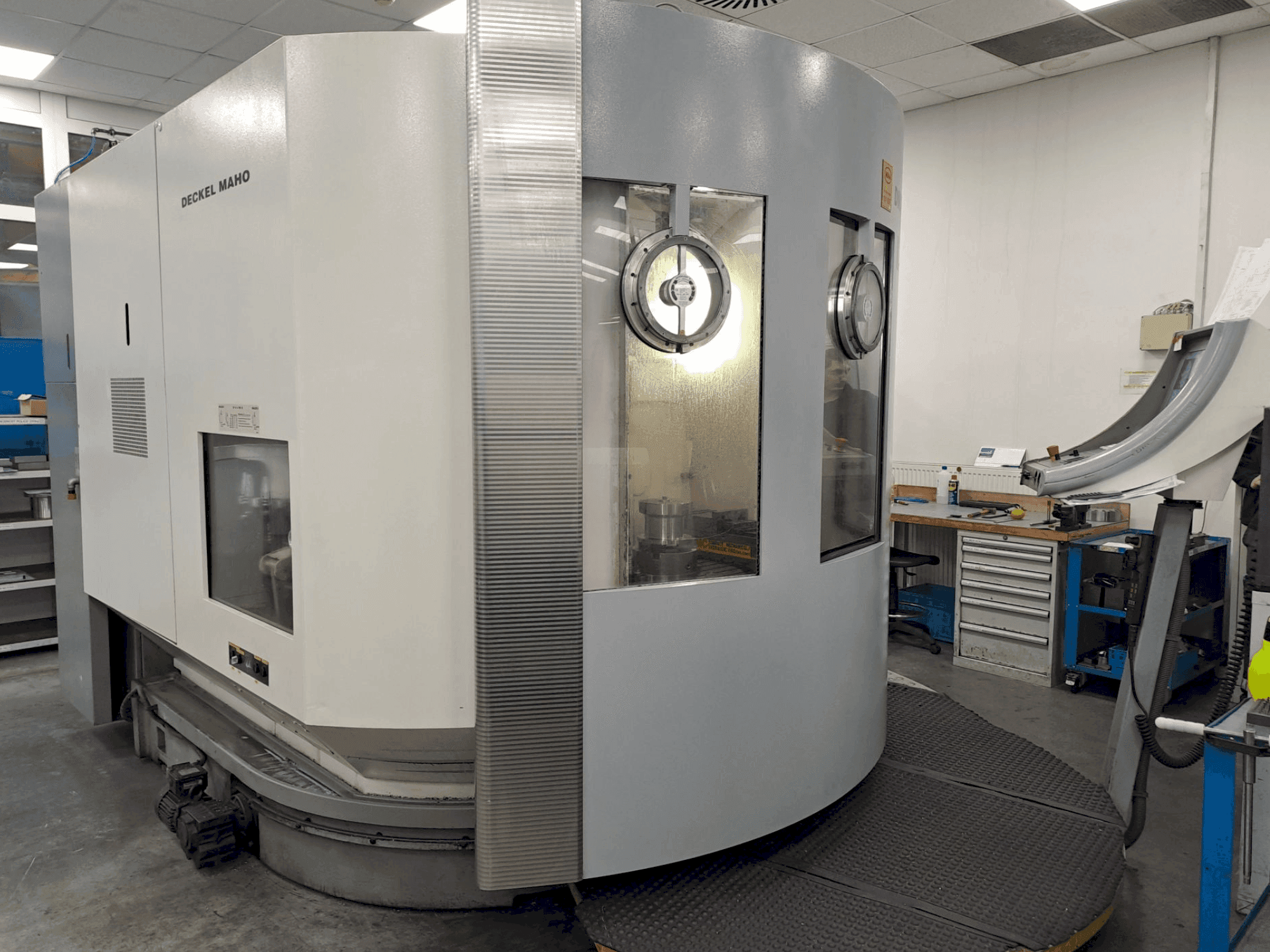 Makine DECKEL MAHO DMU 100T - Önden görünüm