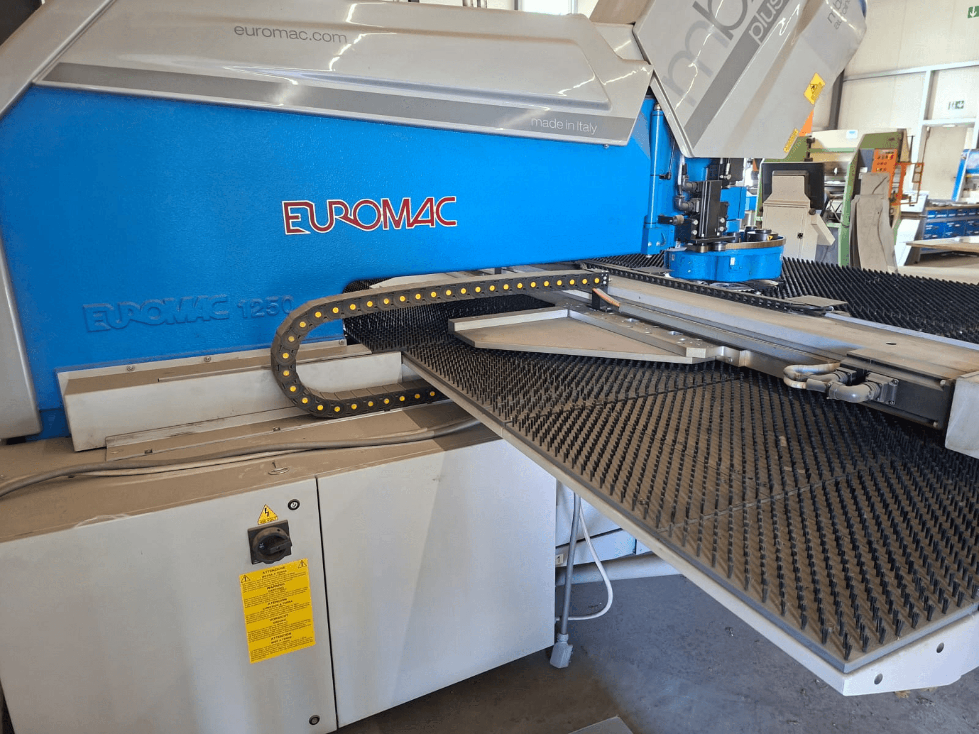 CNC Delme Makinesi Euromac MBX 6 Plus 1250/30-2250, kontrol panelini ve siyah kauçuk yüzeyi gösteren önden görünüm.