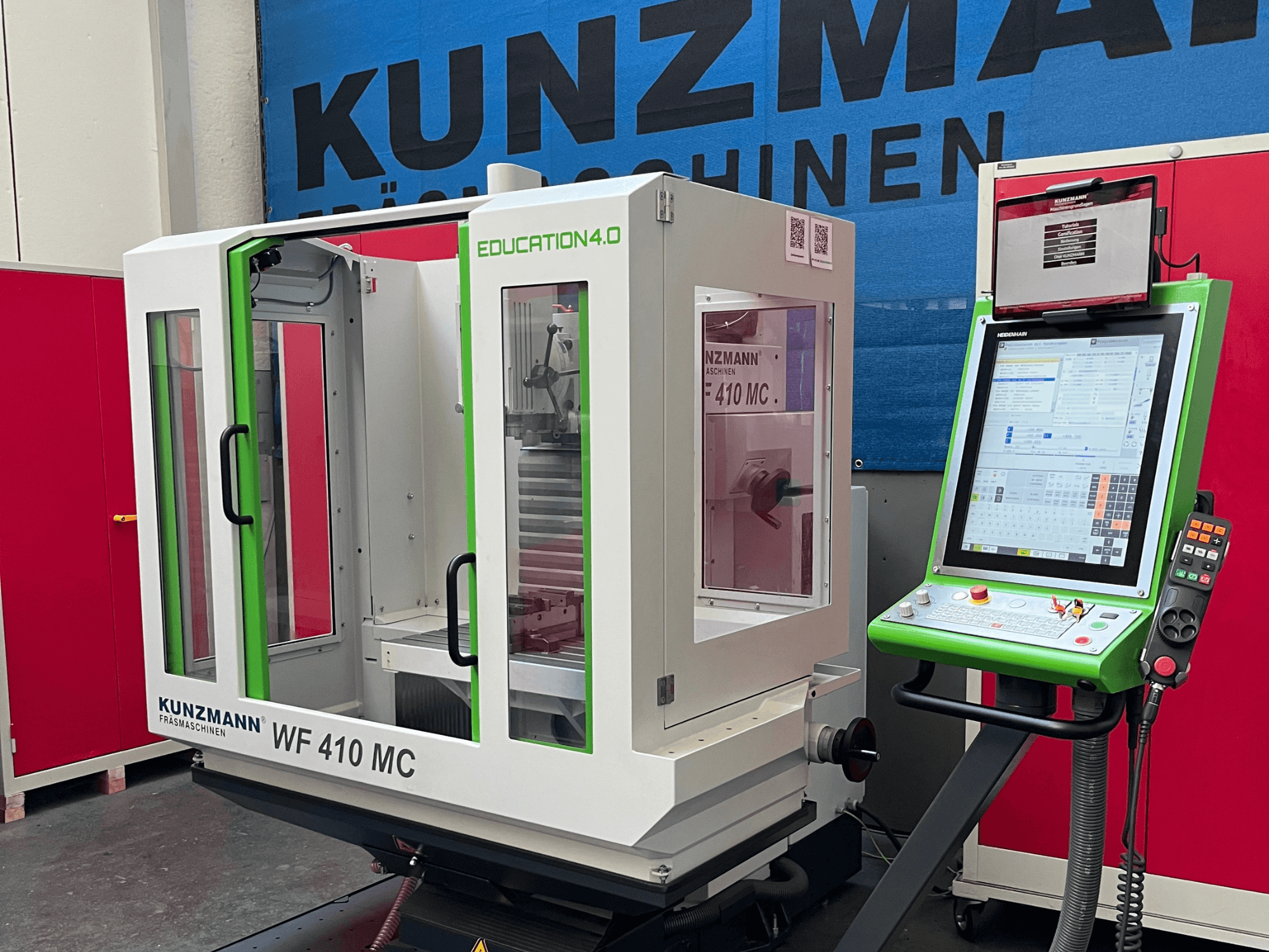 KUNZMANN WF 410 MC evrensel işleme merkezinin önden görünümü; yeşil renkli detaylar, şeffaf kapaklar ve kontrol paneli göze çarpıyor.