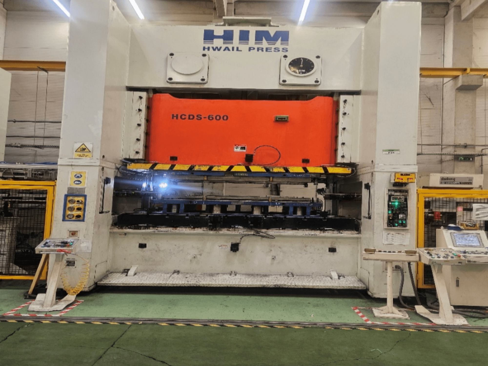 HIM HWAIL PRESS HCDS-600 mekanik pres makinesinin önden görünümü; turuncu renkli pres plakası ve kontrol paneli ile birlikte.