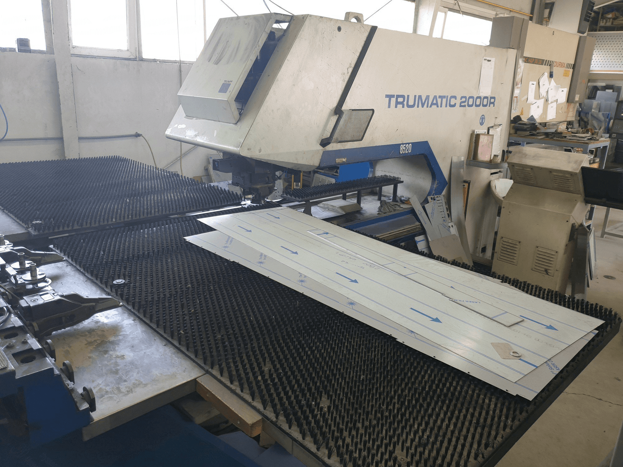 Makine Trumpf Trumatic 2000R - Önden görünüm