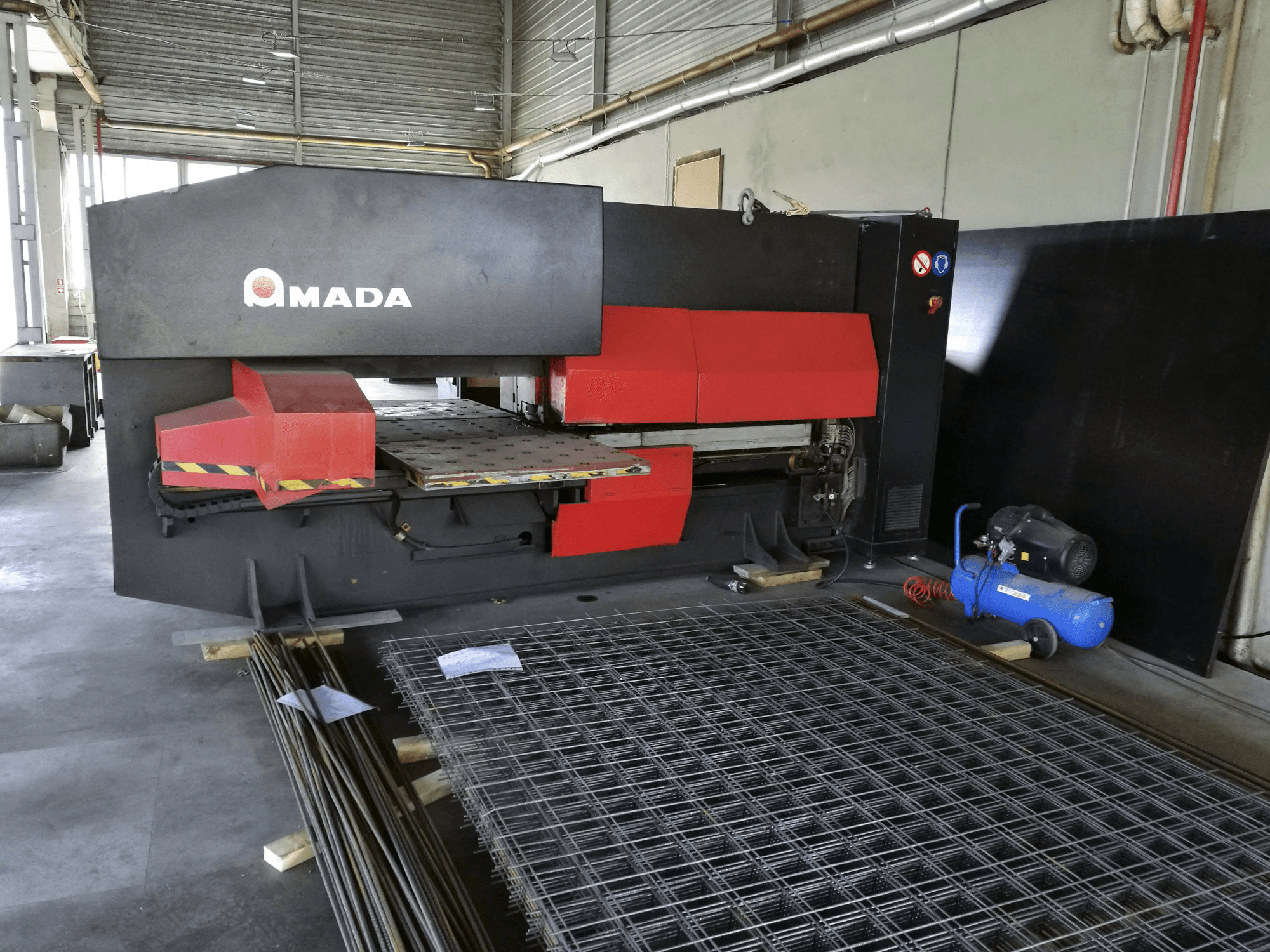 Makine 1 AMADA - Önden görünüm EUROPE 245