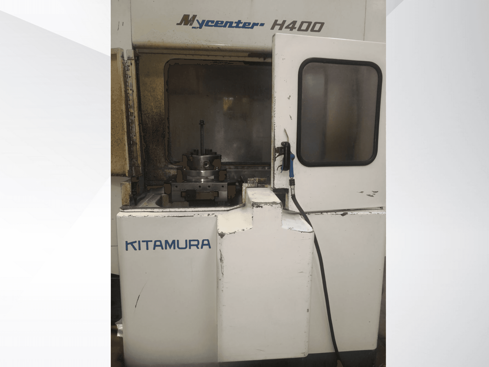 Kitamura Mycenter H400 CNC makinesi, önden görünüm, görünür çalışma alanı ve kontrol paneli, kullanım belirtileri gösteriyor.