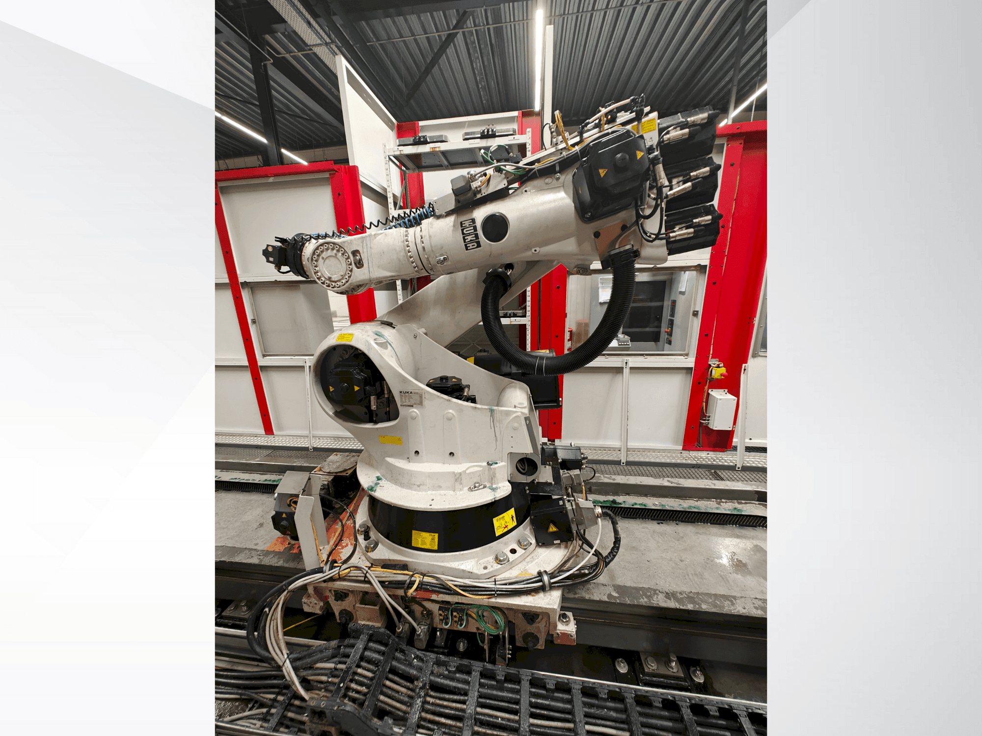 Makine KUKA KR 270-2 - Önden görünüm