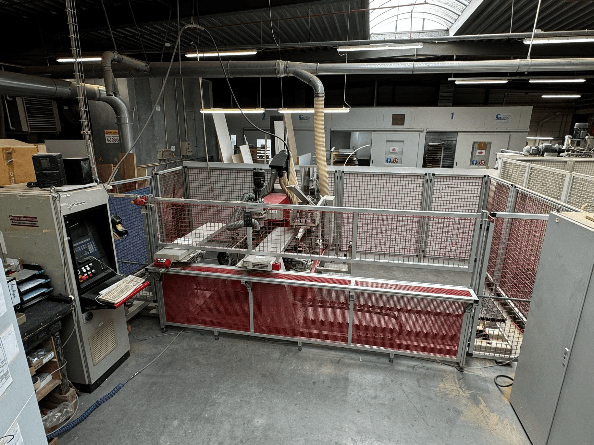 PREISS U HORTSTMANN firmasına ait BAT-III-CNC çok milli delme makinesi; kontrol paneli ve güvenlik bariyerleriyle birlikte yukarıdan bakıldığında.