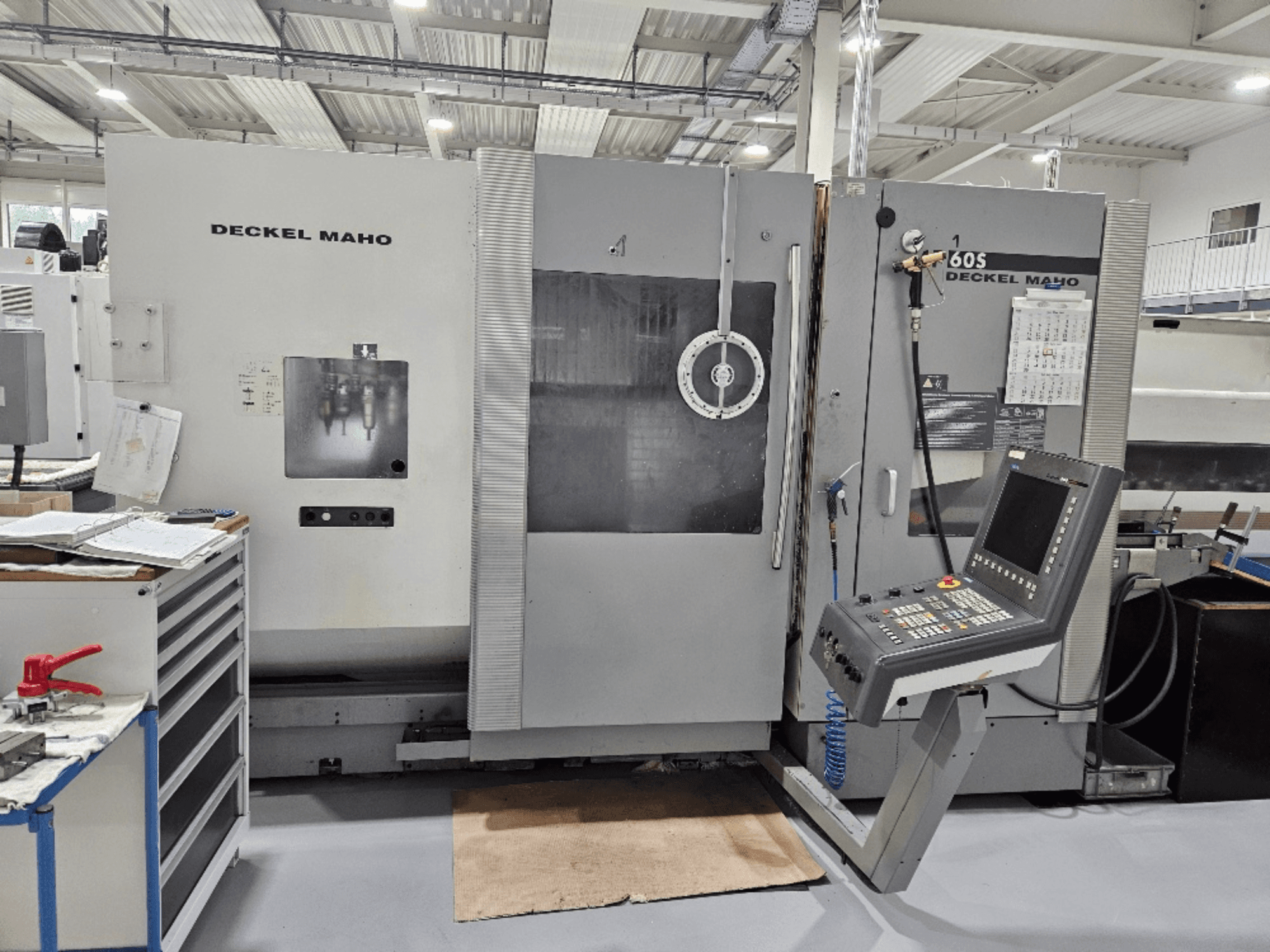Kontrol paneli ve çalışma özellikleri ile Deckel Maho 605 CNC makinesi, bir atölye ortamında önden görüntülenmiştir.
