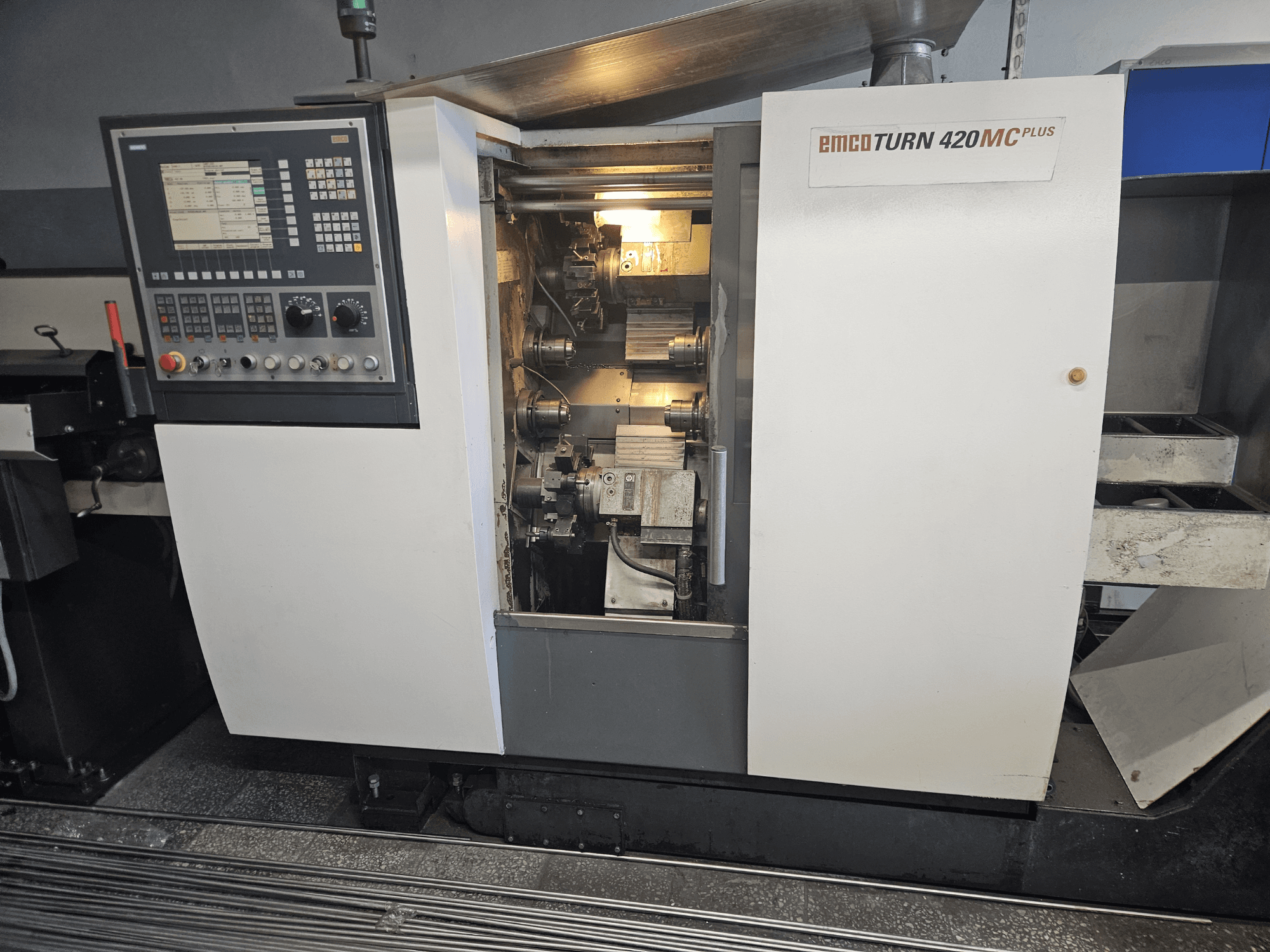 EMCO TURN 420 MC Plus çok milli makine, kontrol panelini ve dahili bileşenleri gösteren önden görünüm.