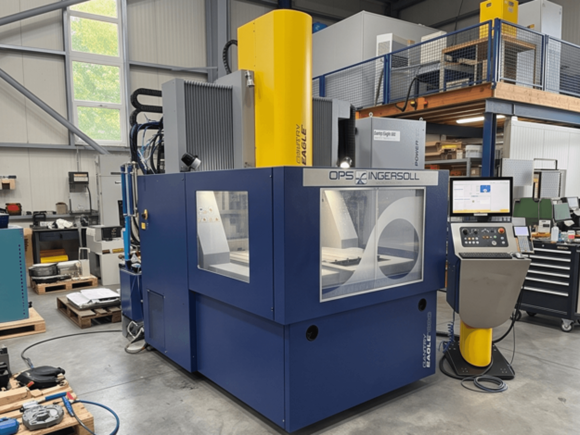 OPS INGERSOLL Gantry Eagle 1200 Plus dalma elektro-aşındırma (EDM) makinesinin önden görünümü; kontrol paneli ve geniş çalışma alanı göze çarpmaktadır.