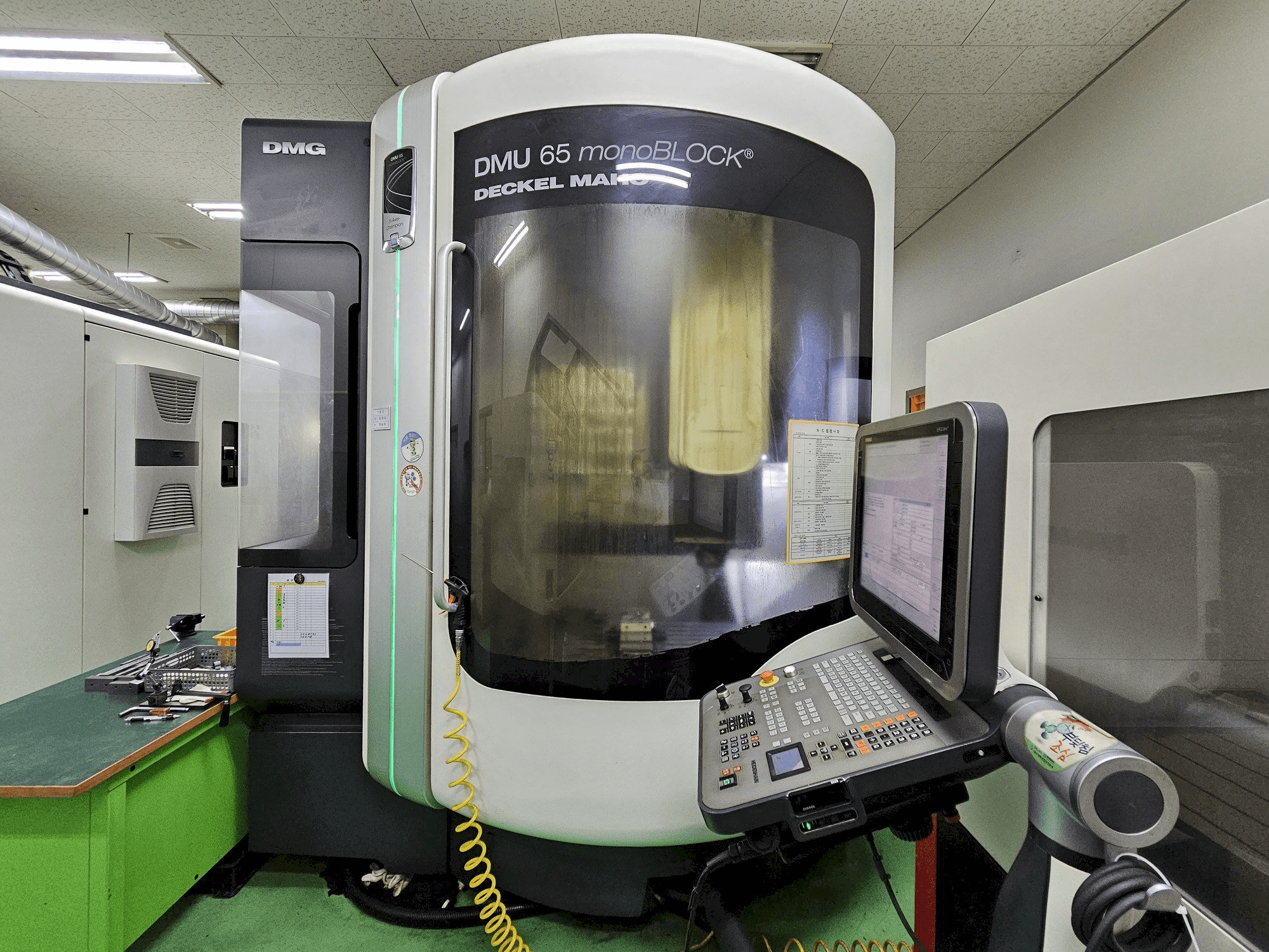 Makine DECKEL MAHO DMU 65 monoBlock - Önden görünüm