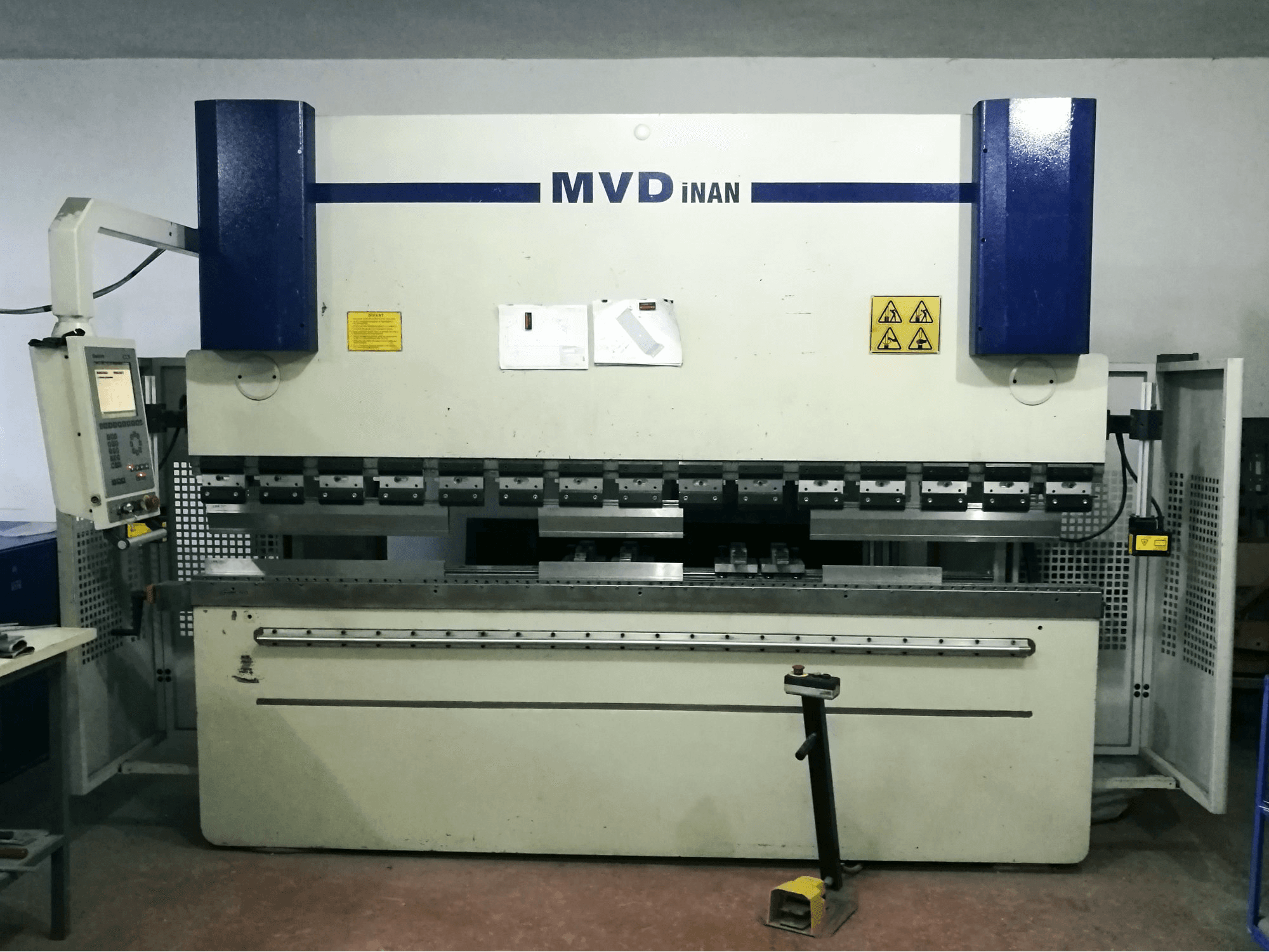 Makine MVD Inan - Önden görünüm CNC 30/120