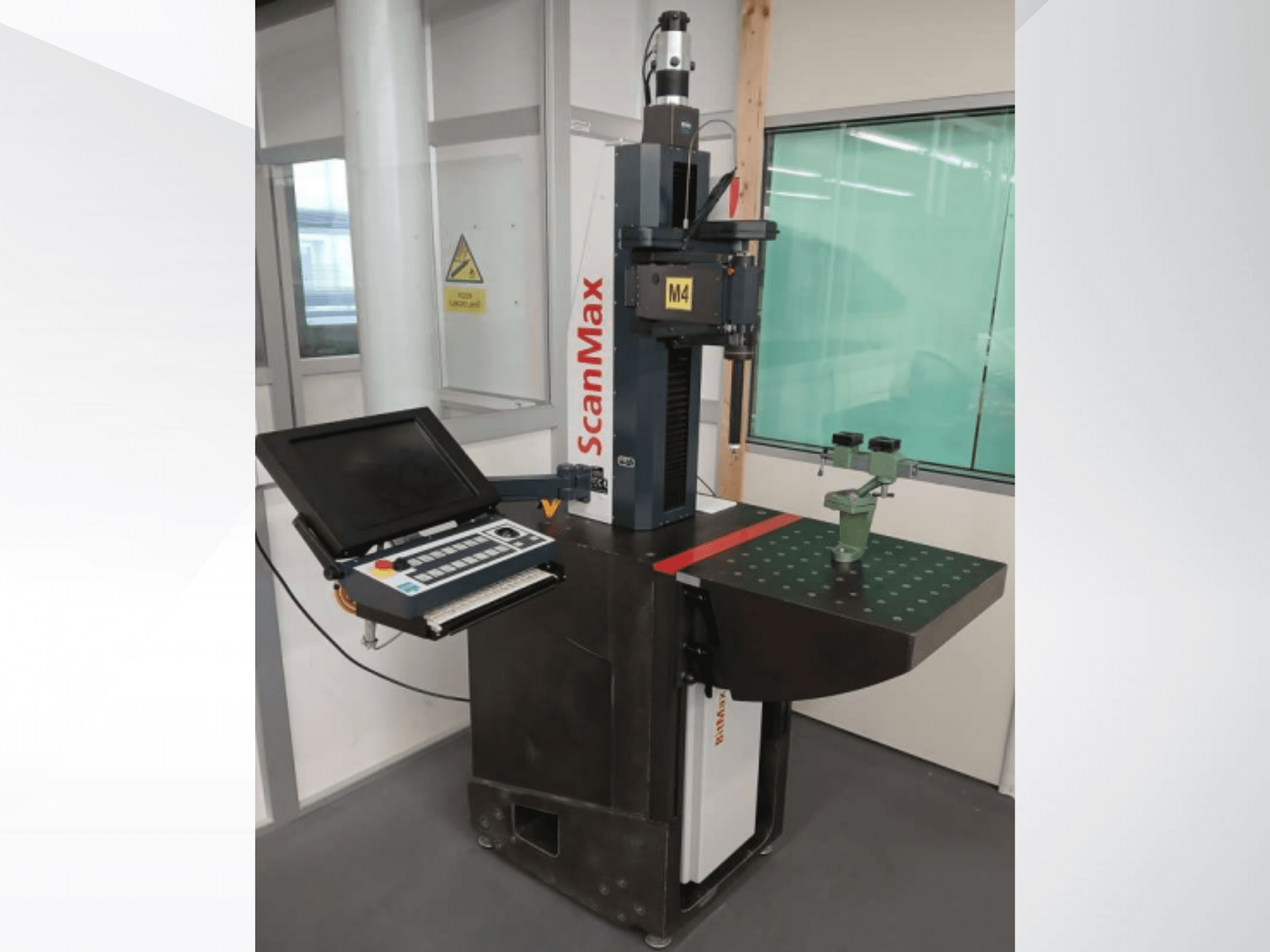 ScanMax M4 ölçüm makinesi, kontrol paneli ve noktalı çalışma masası üzerindeki yeşil kalibrasyon fikstürü ile önden görünüm.