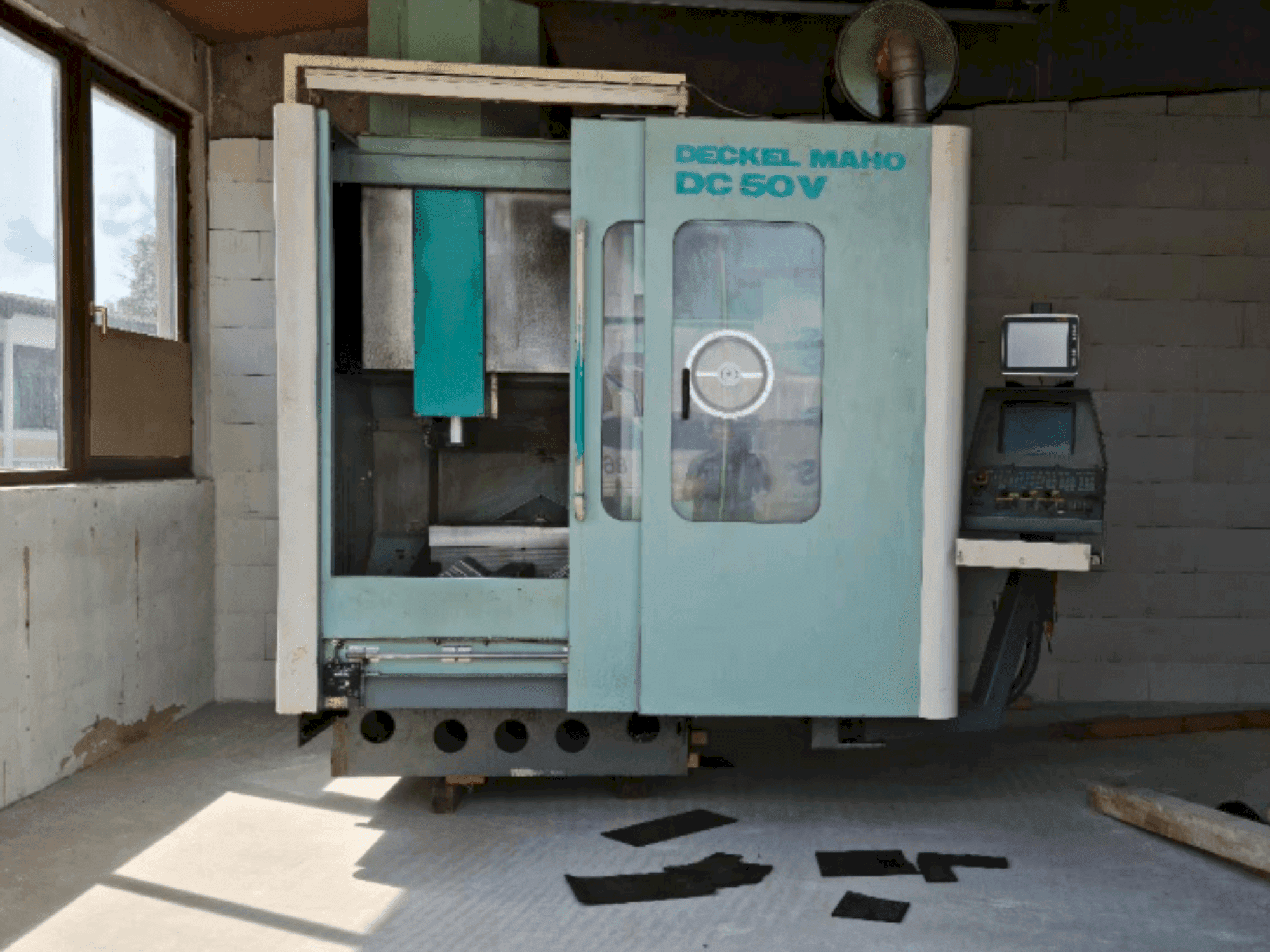 Makine DECKEL MAHO DC 50 V - Önden görünüm