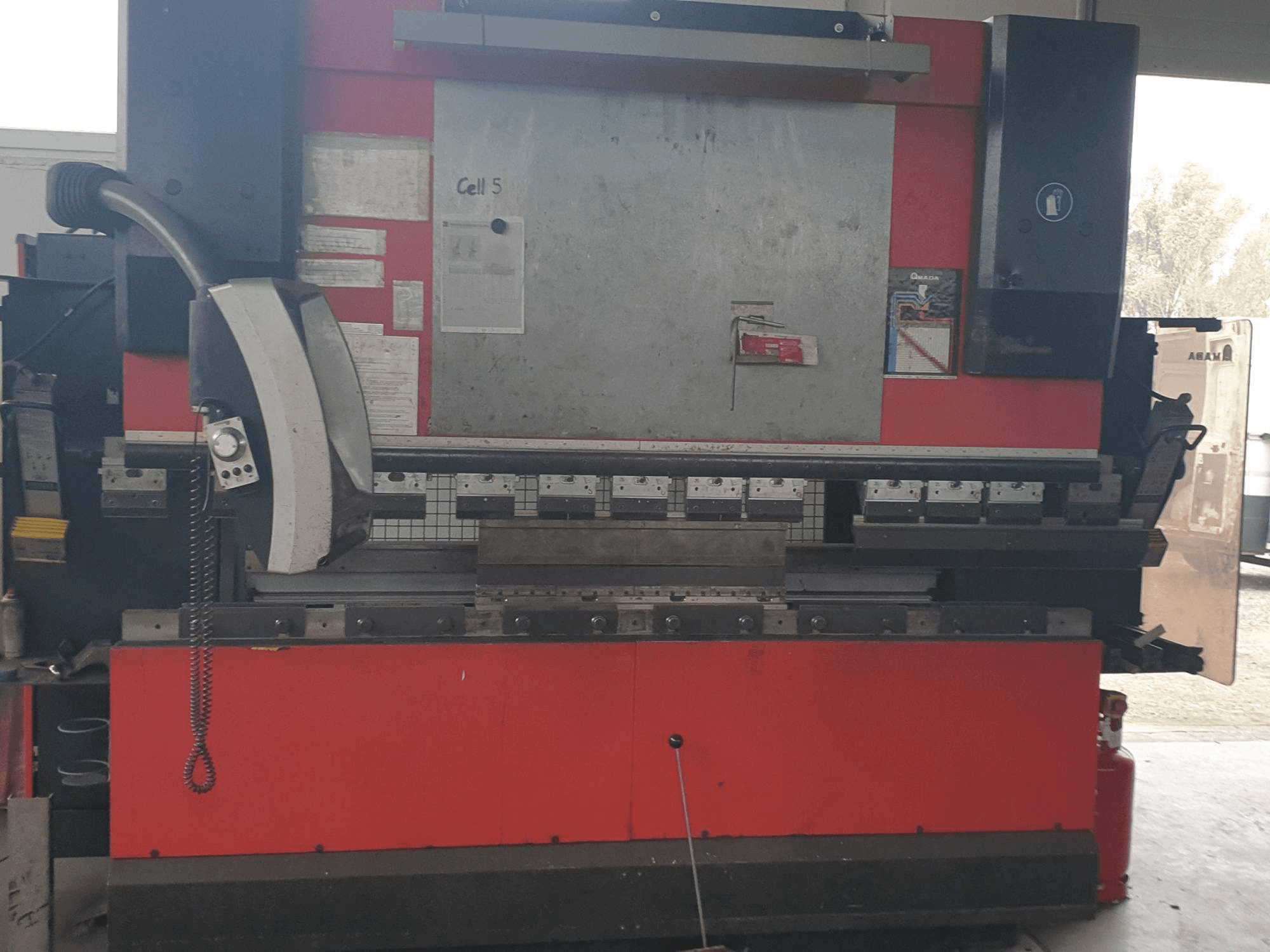 Makine AMADA HFE 8025/7 - Önden görünüm
