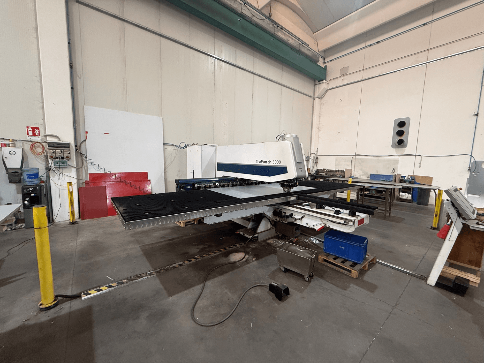CNC delme makinesi TRUMPF TruPunch 3000, yandan görünüm; delme kafası, geniş çalışma masası ve çevresindeki atölye ortamı görülmektedir.