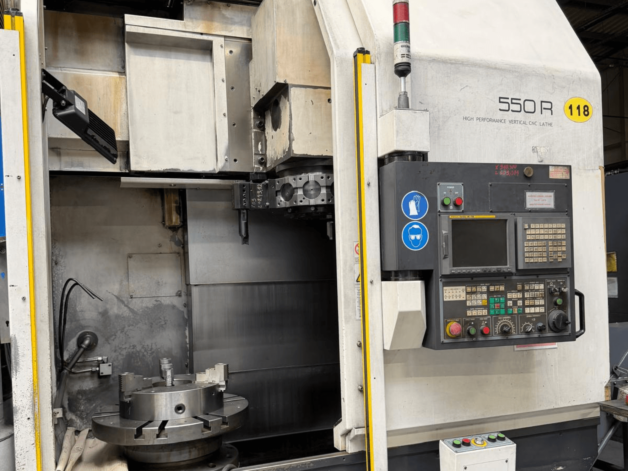 Yüksek Performanslı Dikey CNC Torna 550 R, önden görünüm, kontrol panelini, döner aynayı ve operasyonel bileşenleri gösterir.