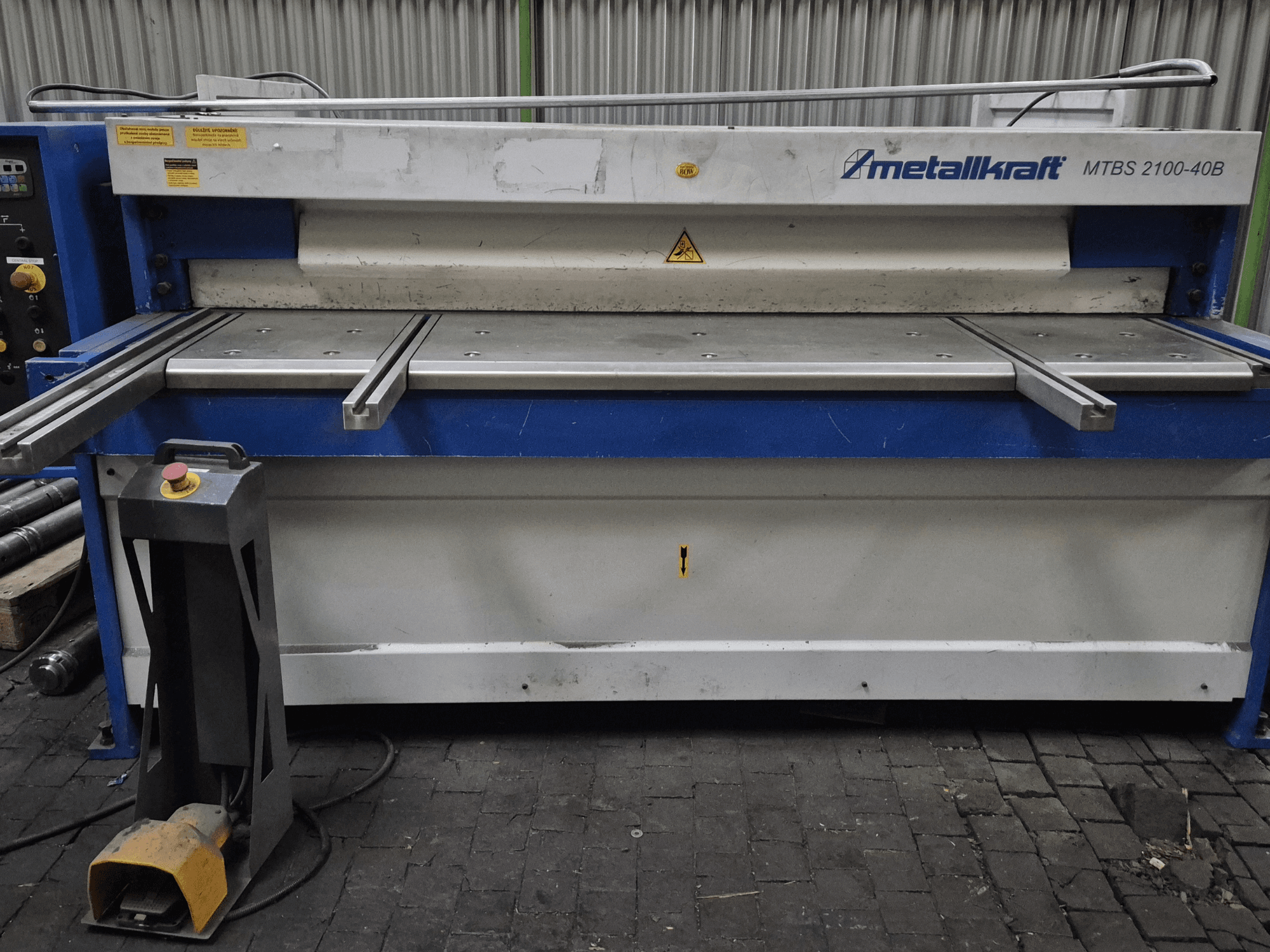 CNC Kesme Makinesi Metallkraft MTBS 2100-40B, kontrol panelini ve güvenlik özelliklerine sahip kesme tablasını gösteren önden görünüm.