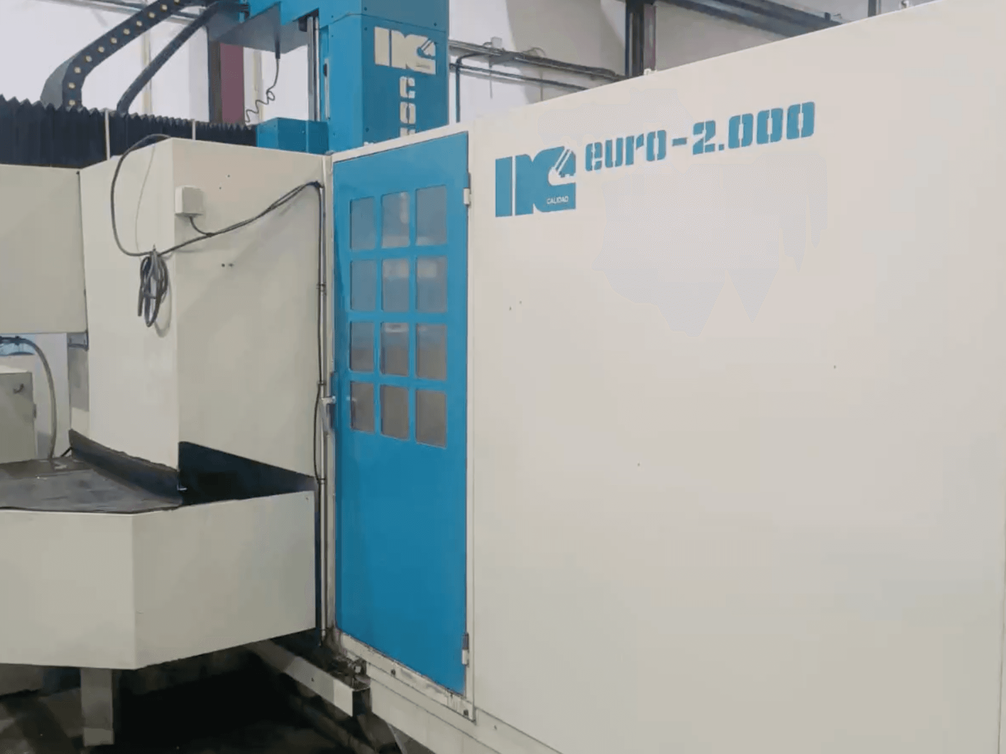 IK'nın Euro-2000 model endüstriyel makinesi, önden bakıldığında büyük bir freze yatağı ve kontrol paneline sahiptir.