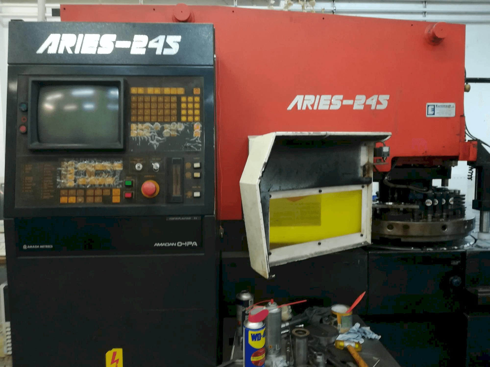 Makine AMADA Aries 245 20Ton - Önden görünüm