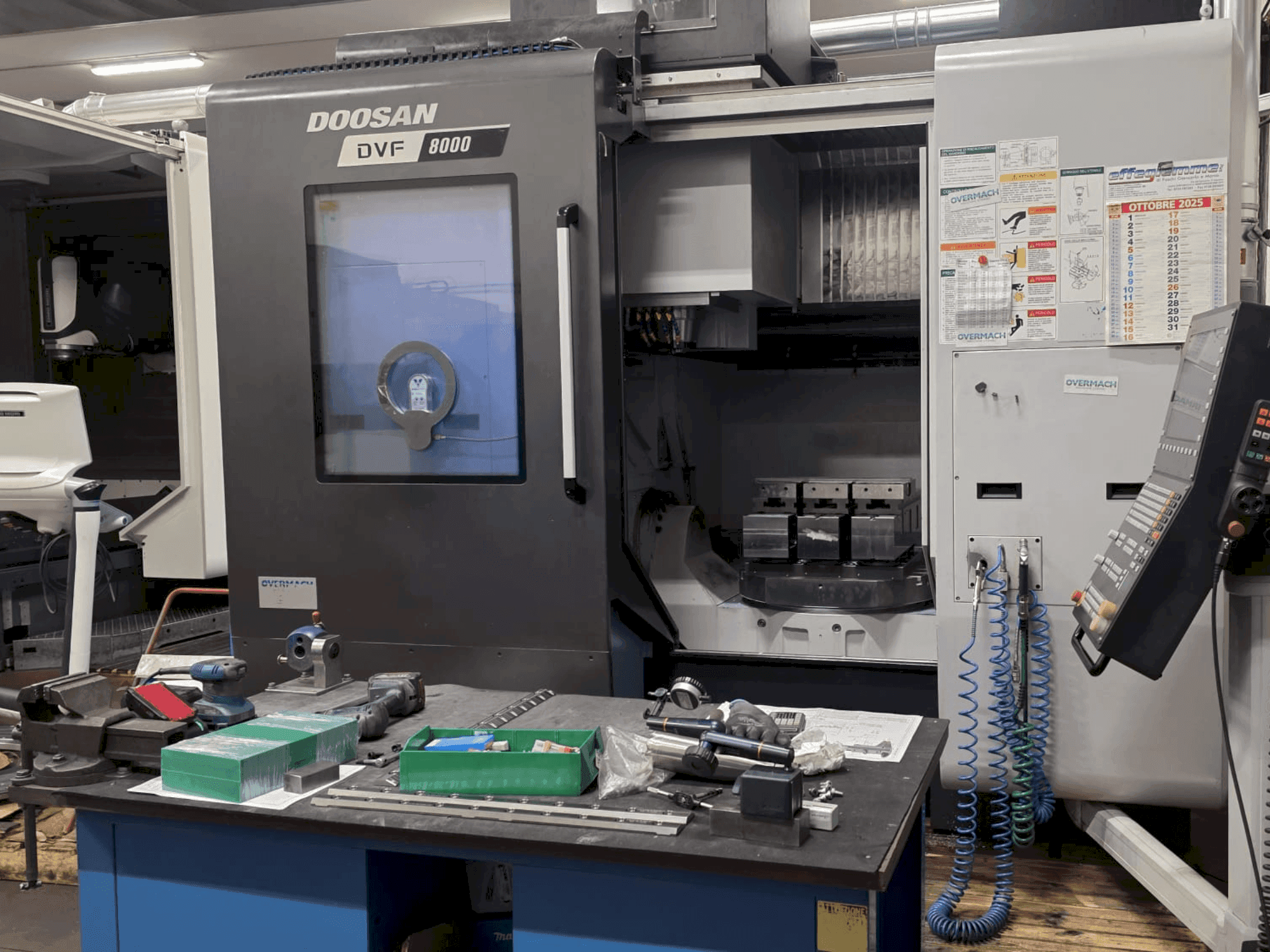 Makine DOOSAN DVF 8000 - Önden görünüm