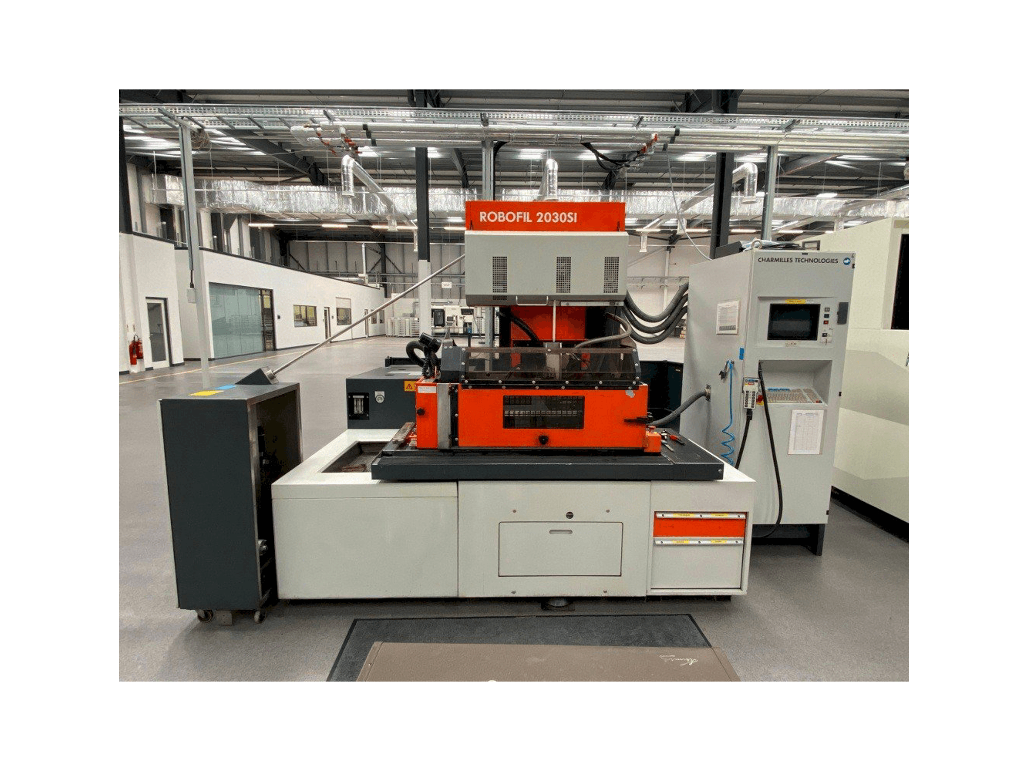 Makine CHARMILLES ROBOFIL 2030SI - Önden görünüm
