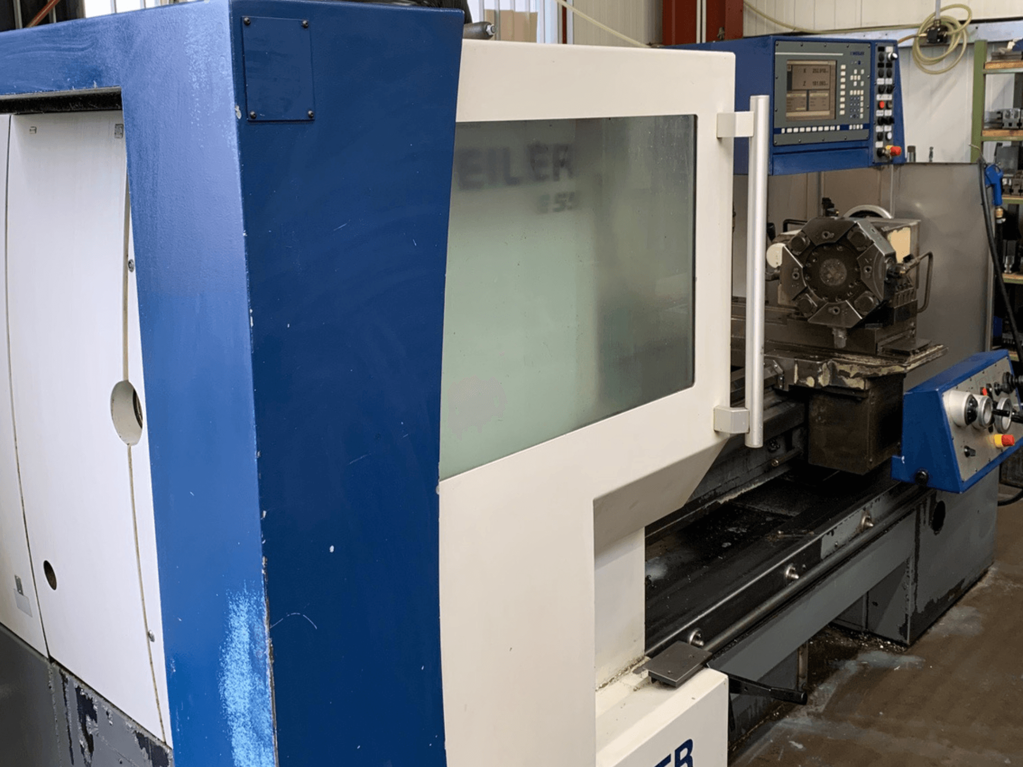 Weiler E55X1000 yatay tornalama makinesi, kontrol panelini ve kesici takım kurulumunu gösteren yandan görünüm.