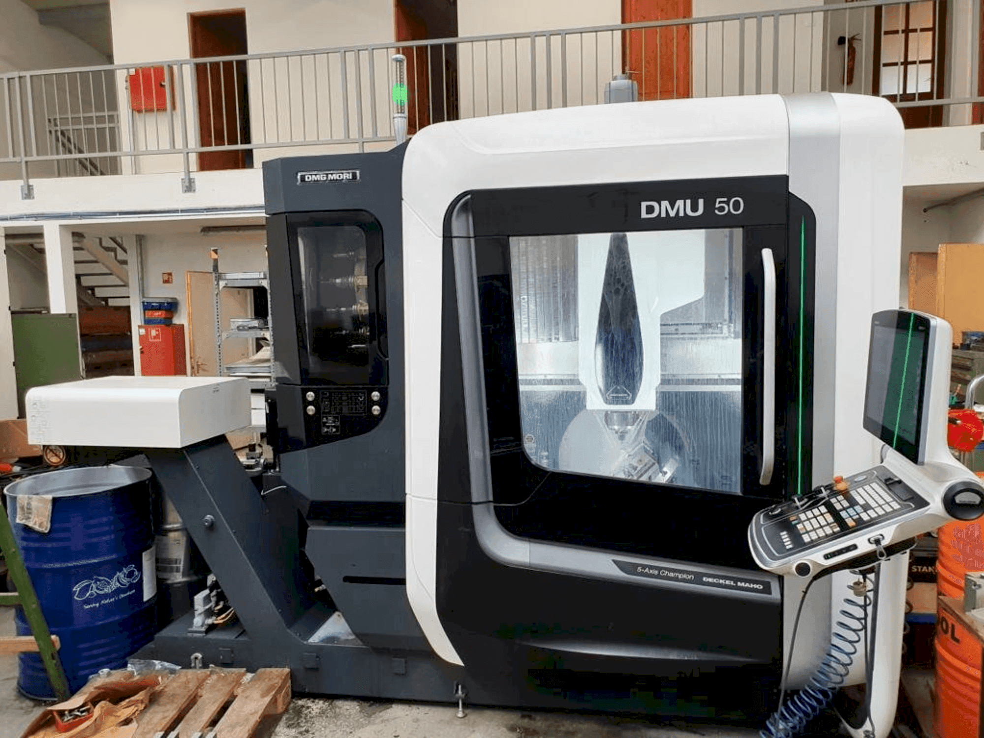 Makine DMG MORI DMU 50 - Önden görünüm