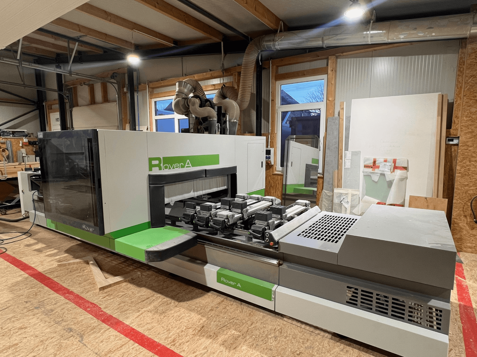 BIESSE Rover A 1242 CNC Ahşap İşleme Merkezi, atölye ortamında kontrol panelini ve kesim alanını gösteren önden görünüm.