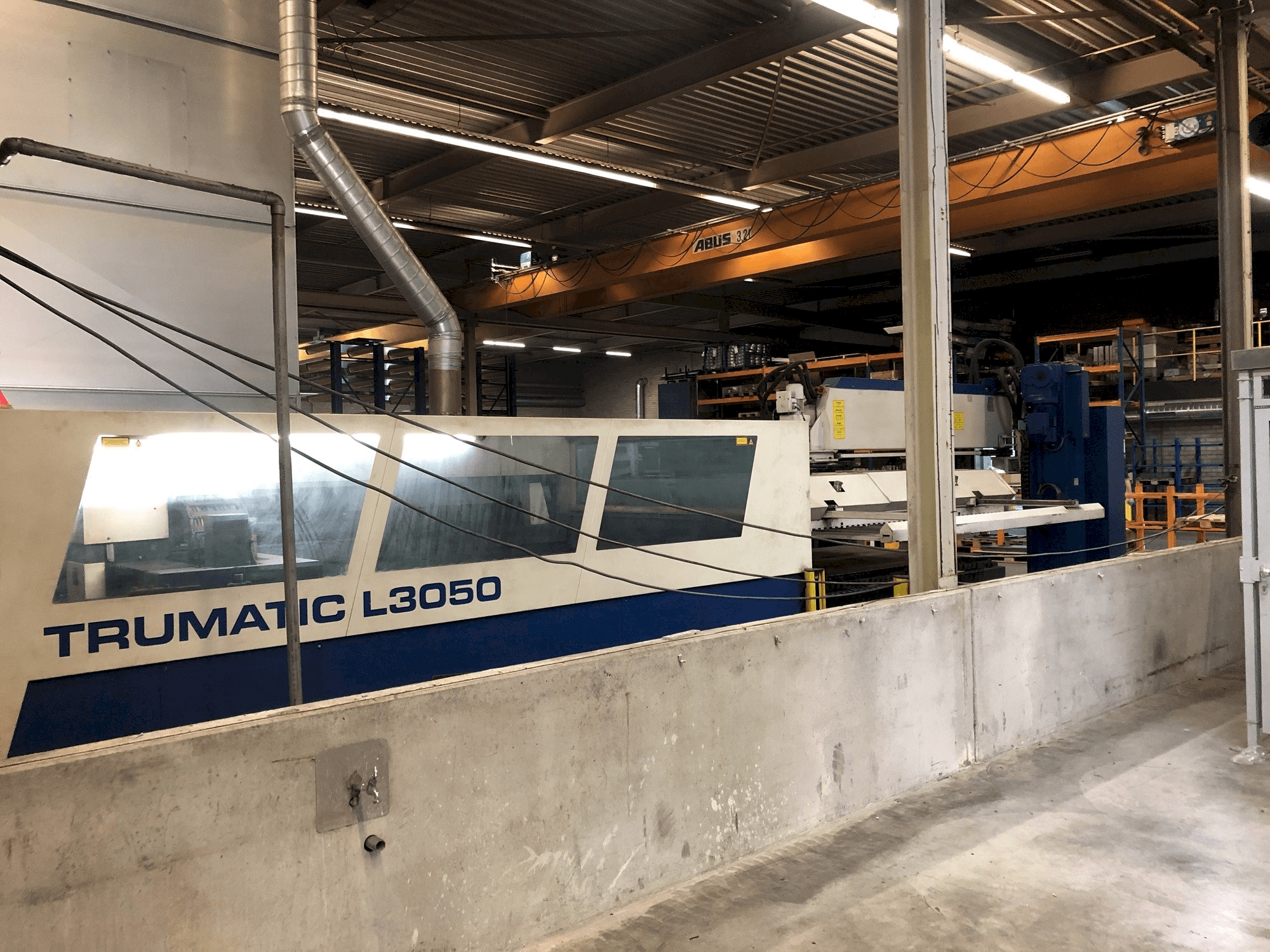 Makine Trumpf Trumatic 3050 - Önden görünüm