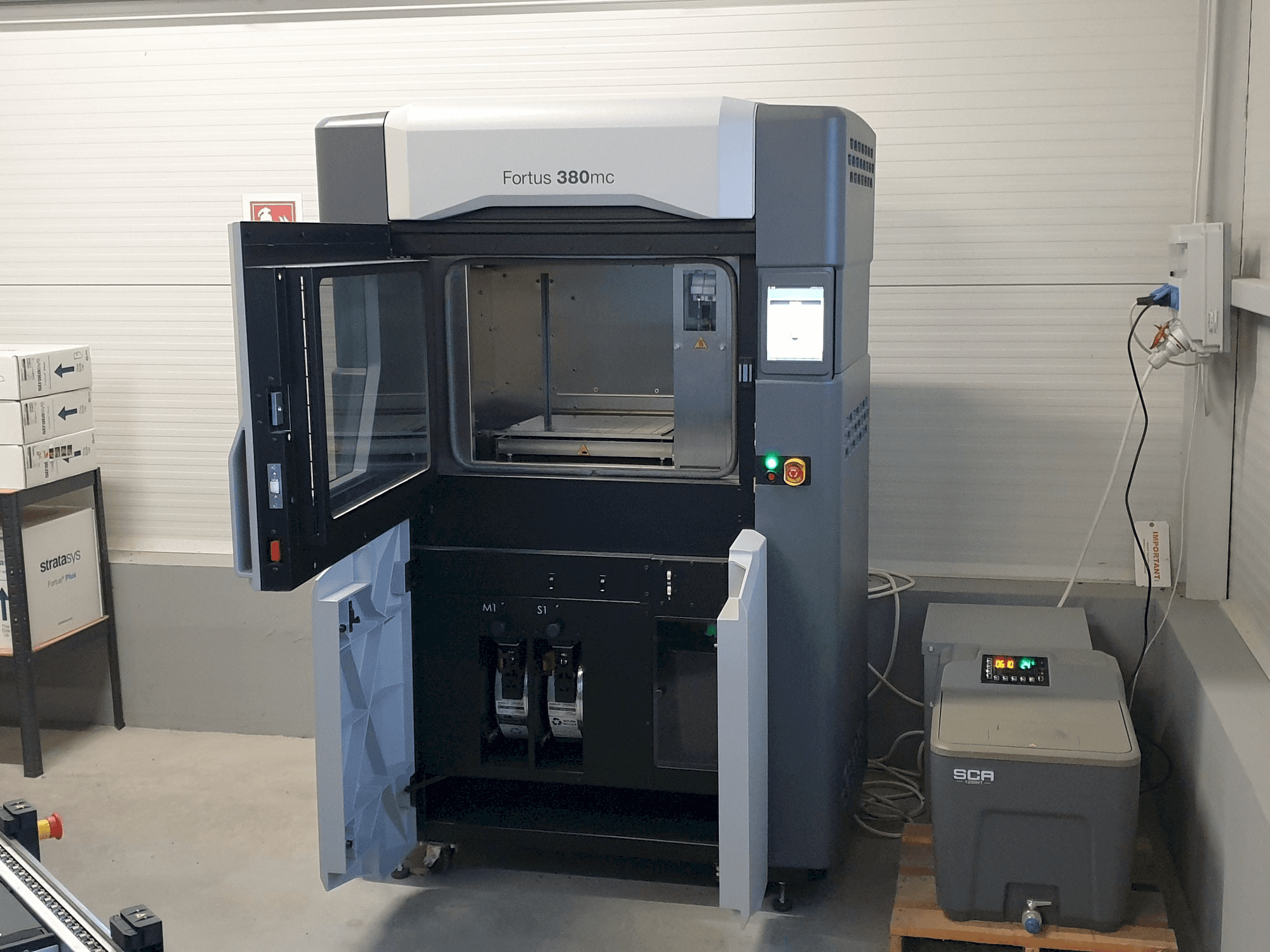Makine Stratasys Fortus 380mc - Önden görünüm