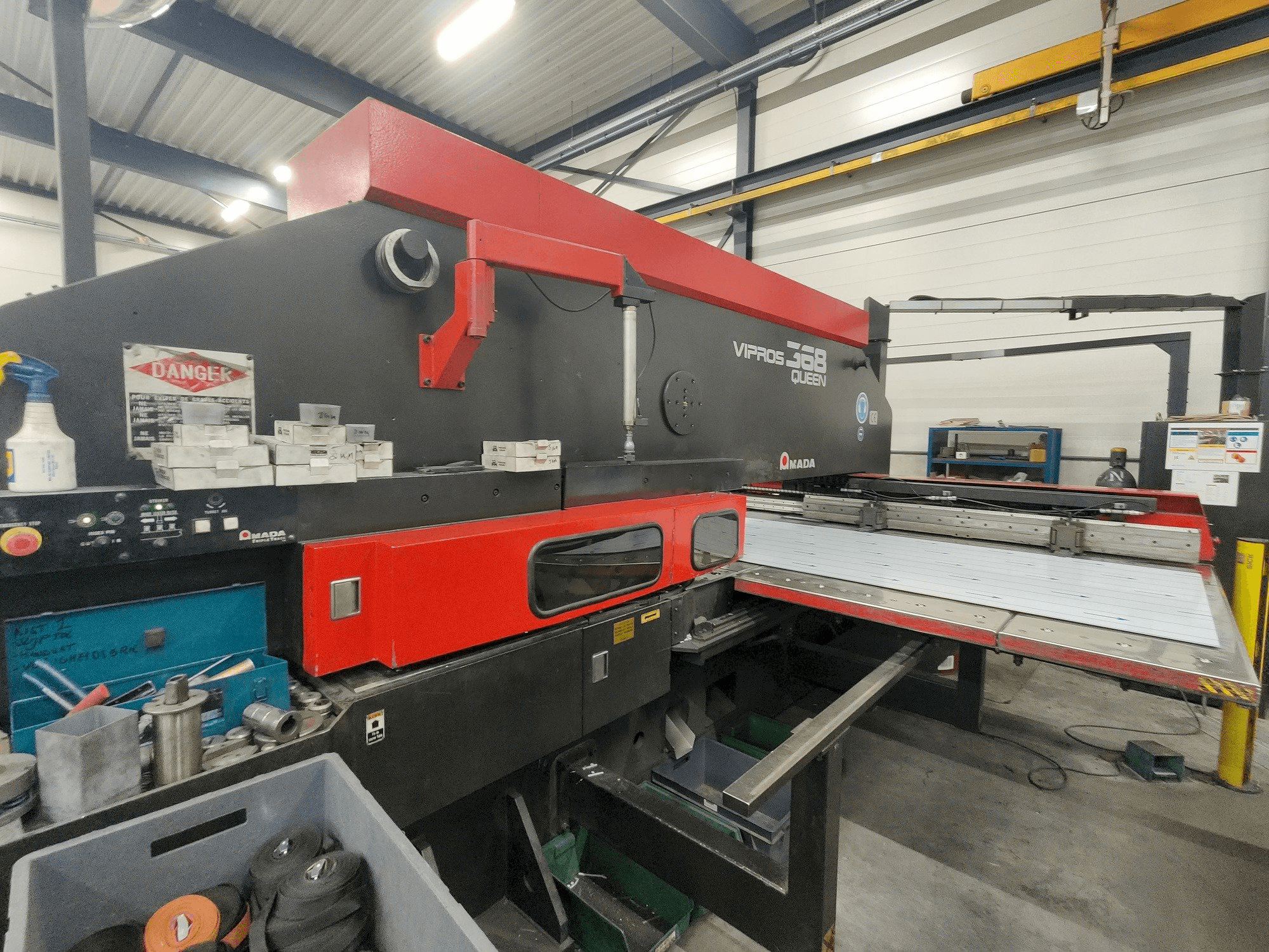 Makine AMADA Vipros 357 Queen - Önden görünüm