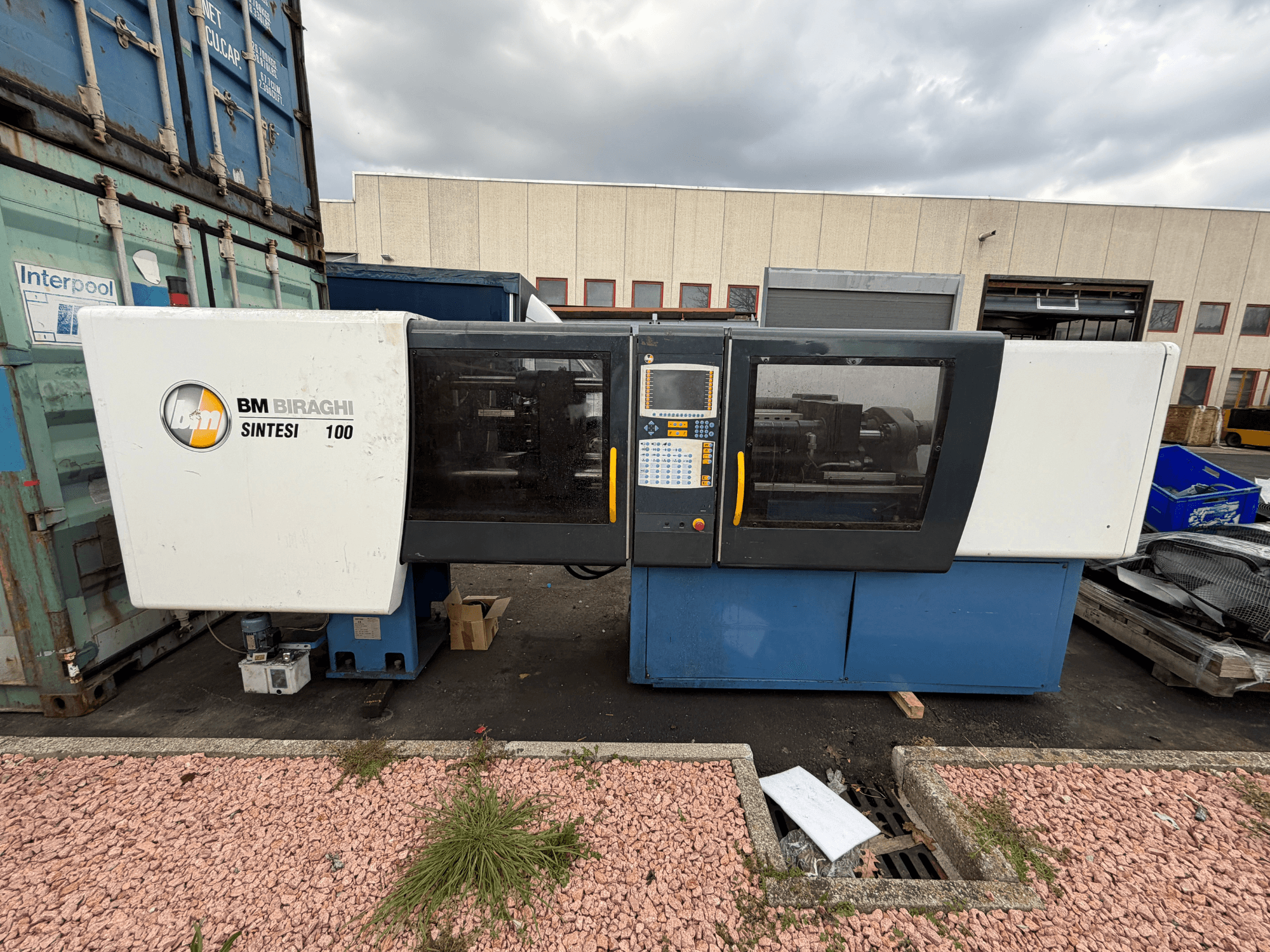 Negri Bossi BM BIRAGHI SINTESI 100 hidrolik enjeksiyon kalıplama makinesi, önden görünüm, kontrol paneli ve operasyonel tasarım özelliklerini sergiler.