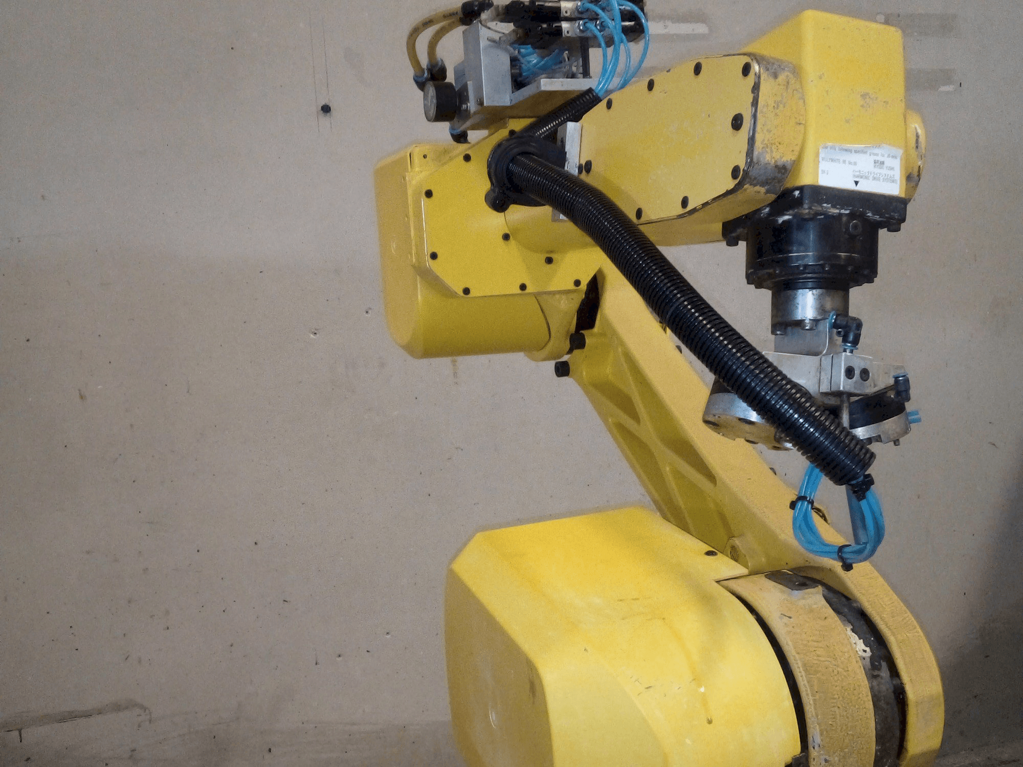 Makine FANUC M-6iB - Önden görünüm