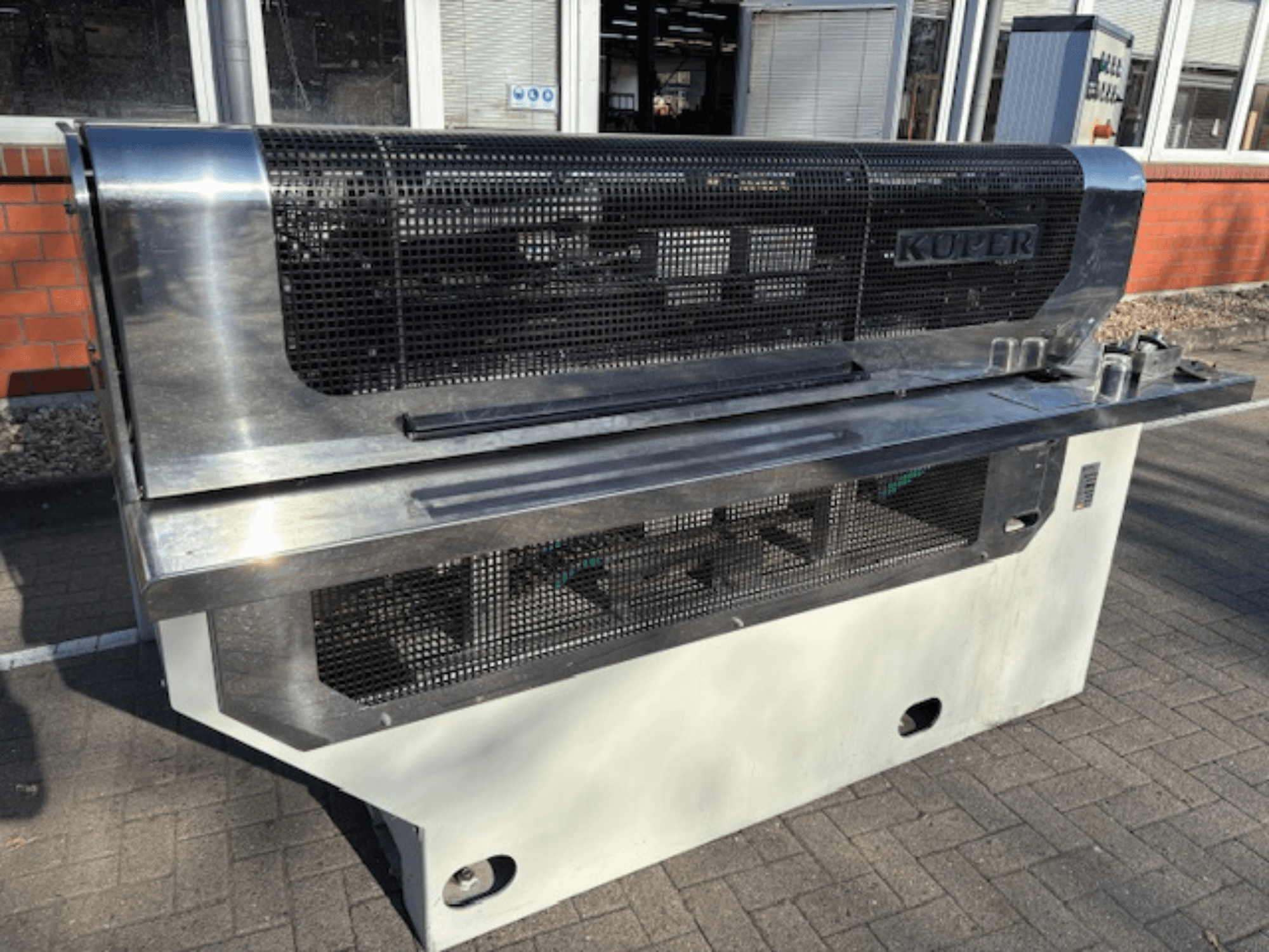 KUPER FLI kaplama giyotini, önden görünüm, paslanmaz çelik gövdeye ve güvenli çalışma için koruyucu ağa sahiptir.