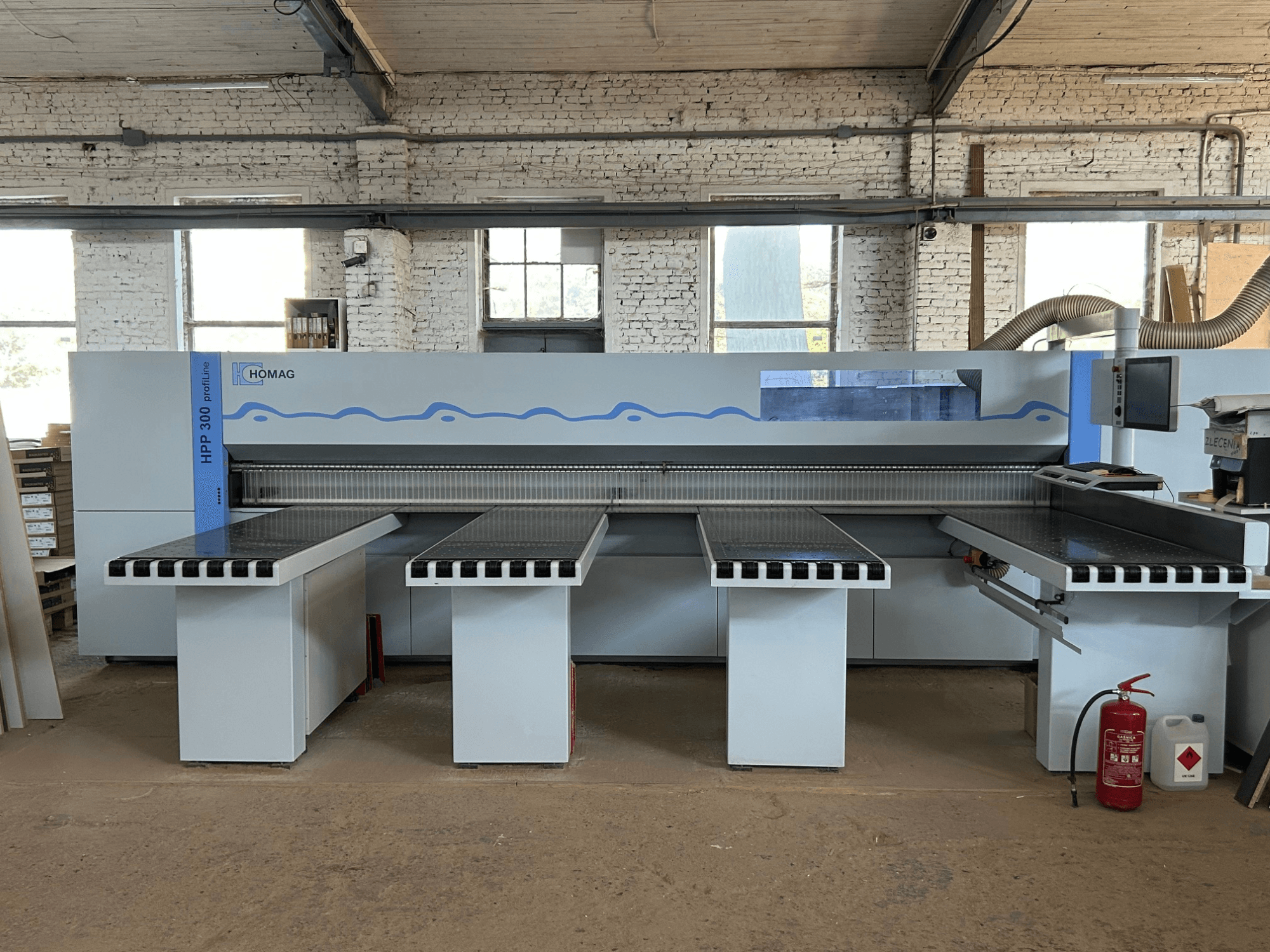 HOMAG PROFI HPP 300 panel testere, önden görünüm; hassas kesim için iki destek masası ve dijital ekran ile donatılmıştır.