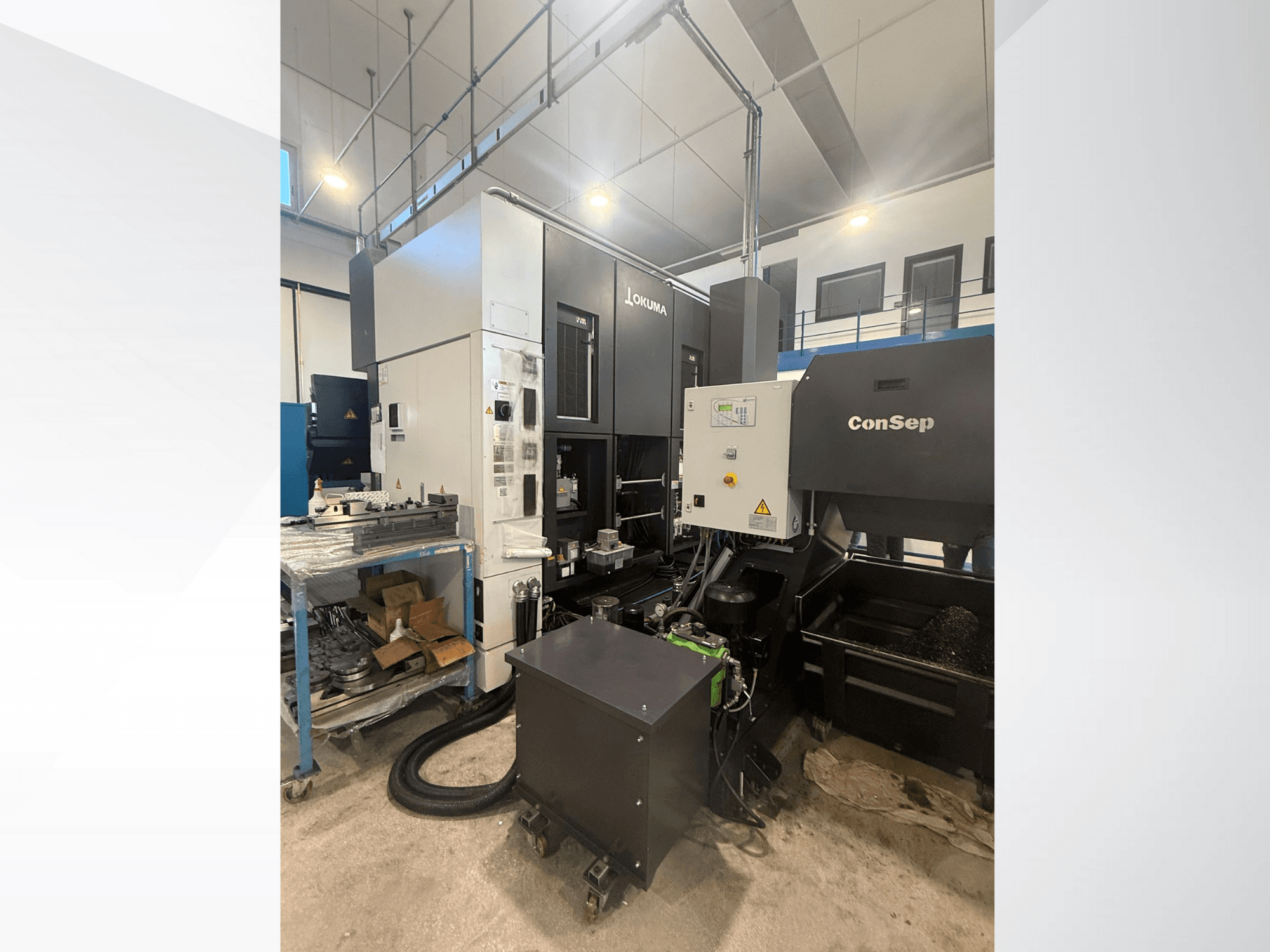 ConSep üniteli Okuma işleme merkezi, yandan görünüm, metal talaş kutusu dahil olmak üzere kontrolleri ve endüstriyel kurulumu gösterir.