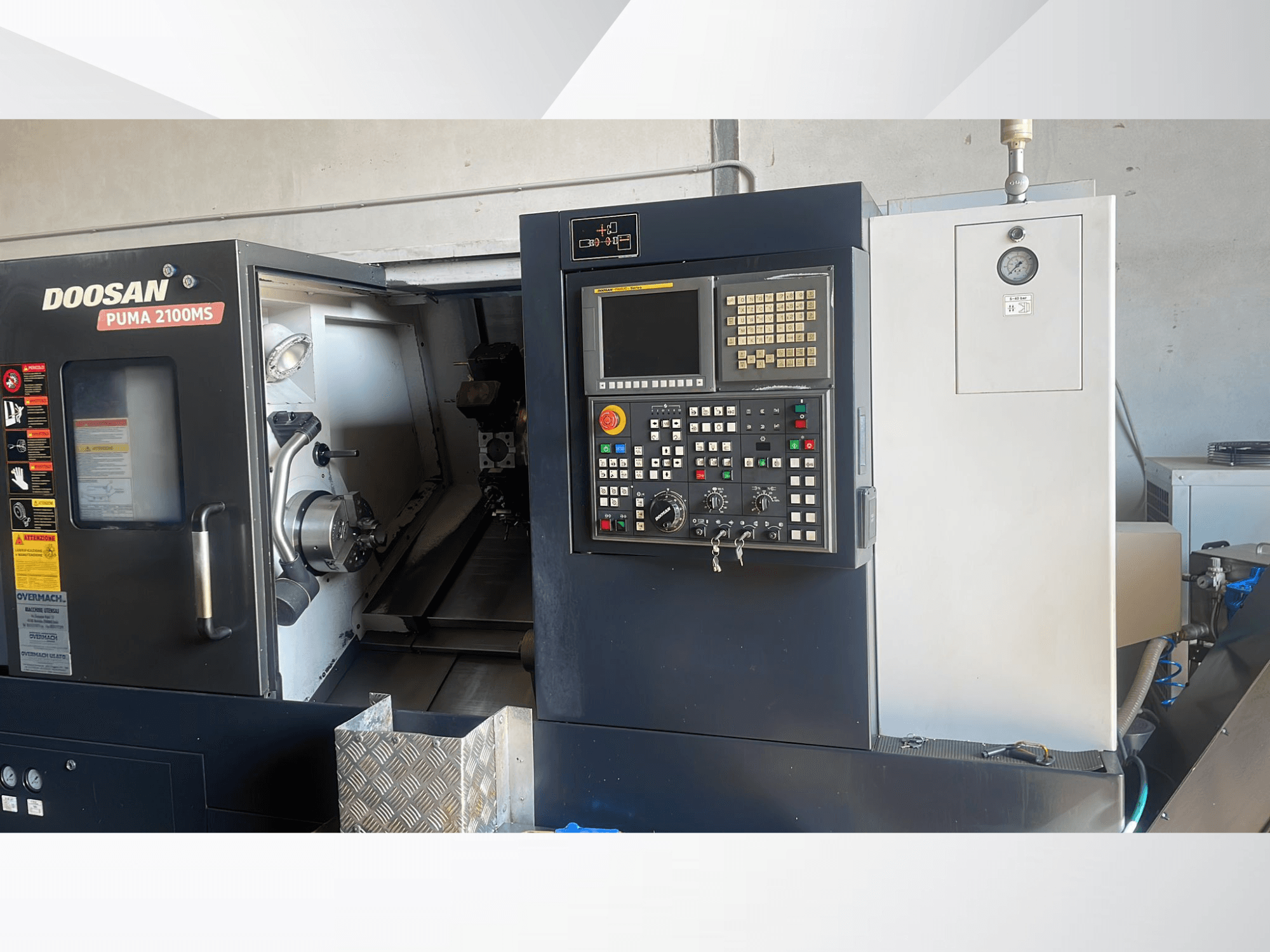 DOOSAN PUMA 2100MS yatay torna tezgahının önden görünümü; kontrol paneli, iş mili ve kesme aletleri hazne içinde görülmektedir.
