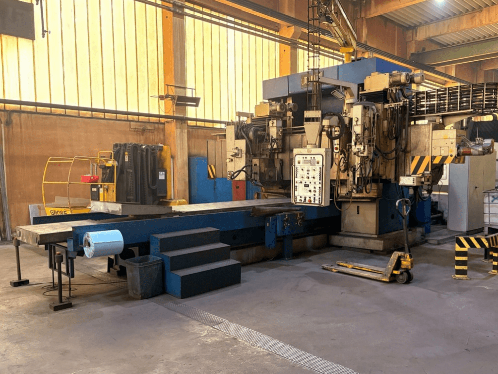 Fabrika ayarlarında WMW-Heckert SZ10-10-03 yüzey taşlama makinesi; kontrol paneli ve çalışma masasını gösteren yan görünüm.