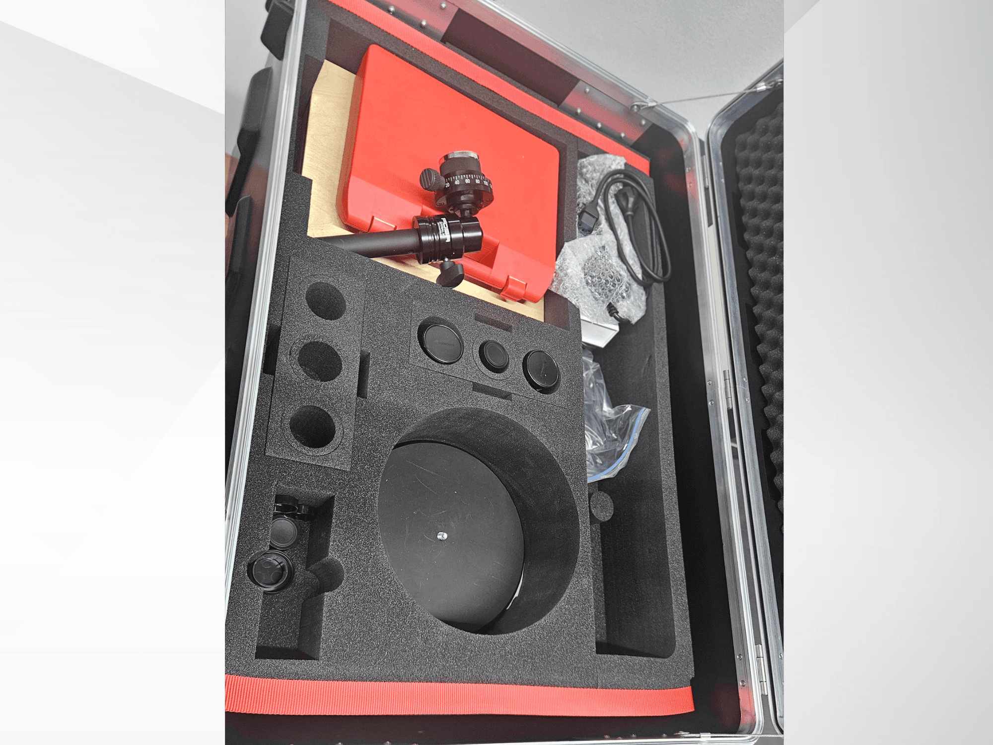 ZEISS GOM ATOS 5 optik ölçüm makinesi bileşenleri, lens, aksesuarlar ve koruyucu ambalaj içeren köpük kaplı bir çantada.