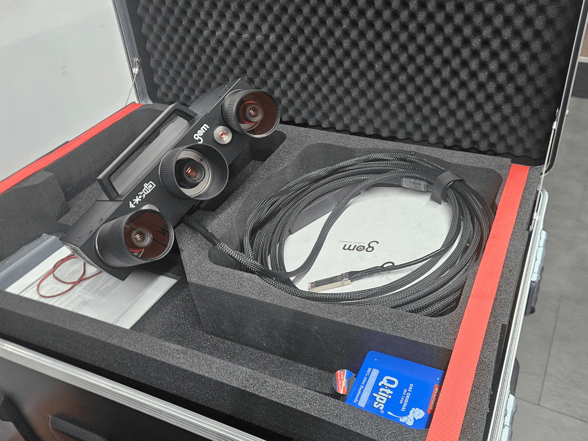 ZEISS GOM ATOS 5 optik ölçüm makinesi, lensler ve kablo ile birlikte, köpük kılıf içinde yukarıdan bakıldığında.
