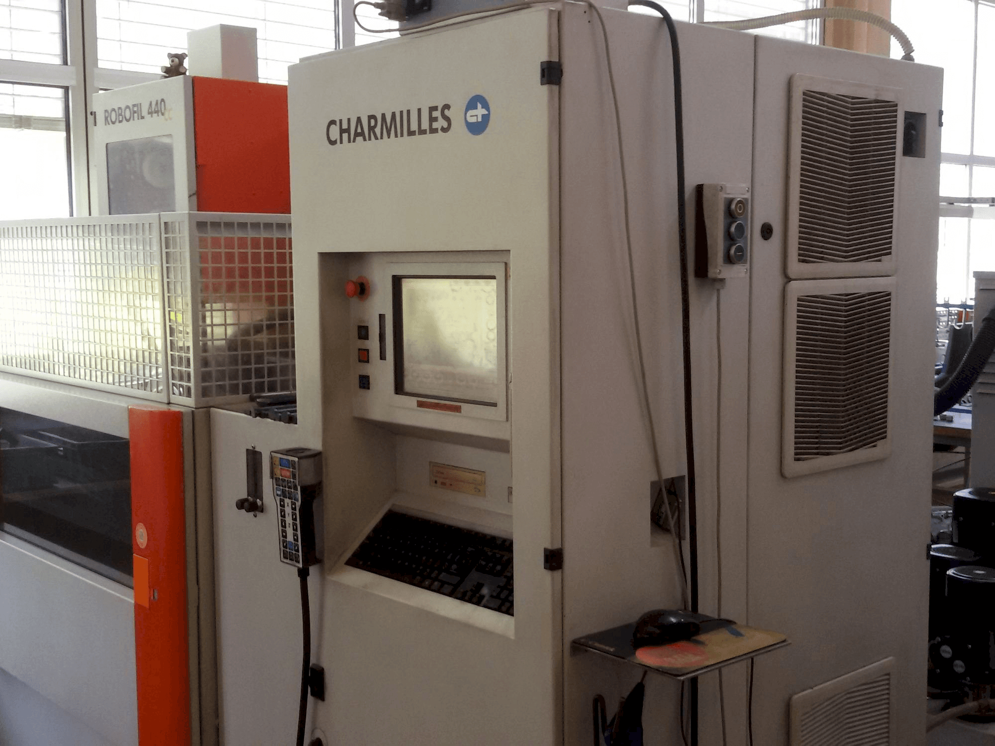 Makine CHARMILLES Robofil 440CC - Önden görünüm