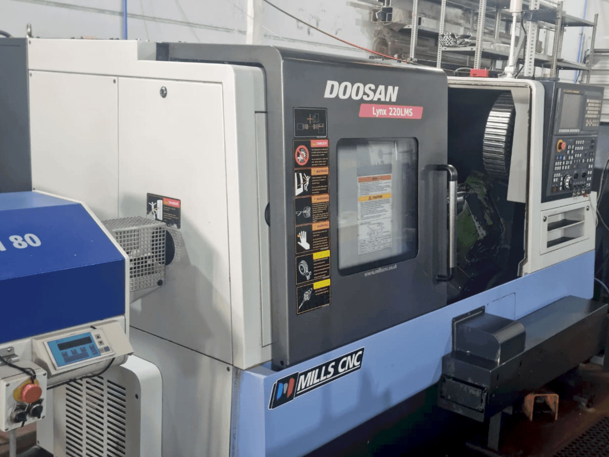 Makine DOOSAN Lynx 220 LMSA - Önden görünüm