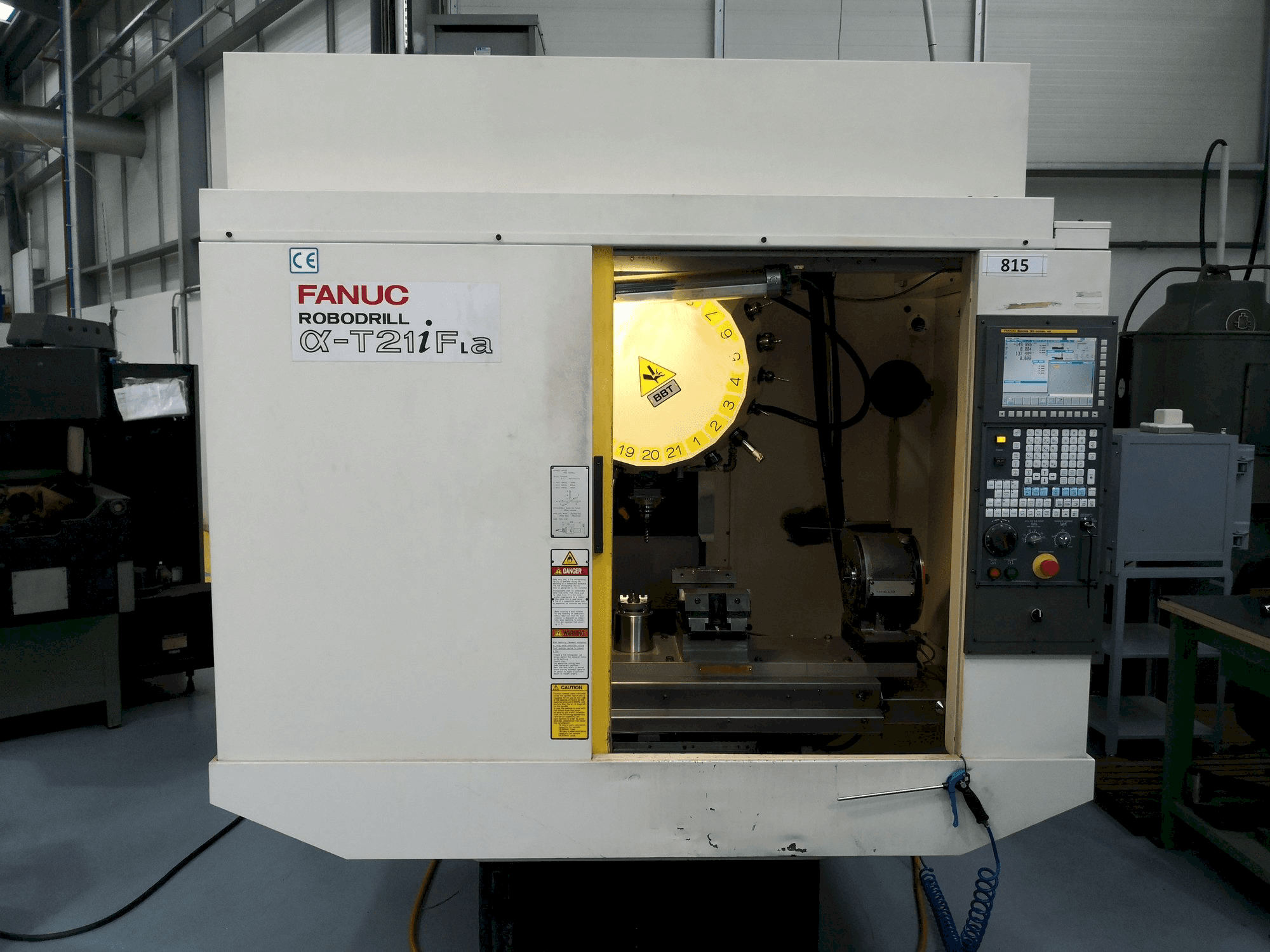 Makine FANUC Robodrill T21iFa - Önden görünüm