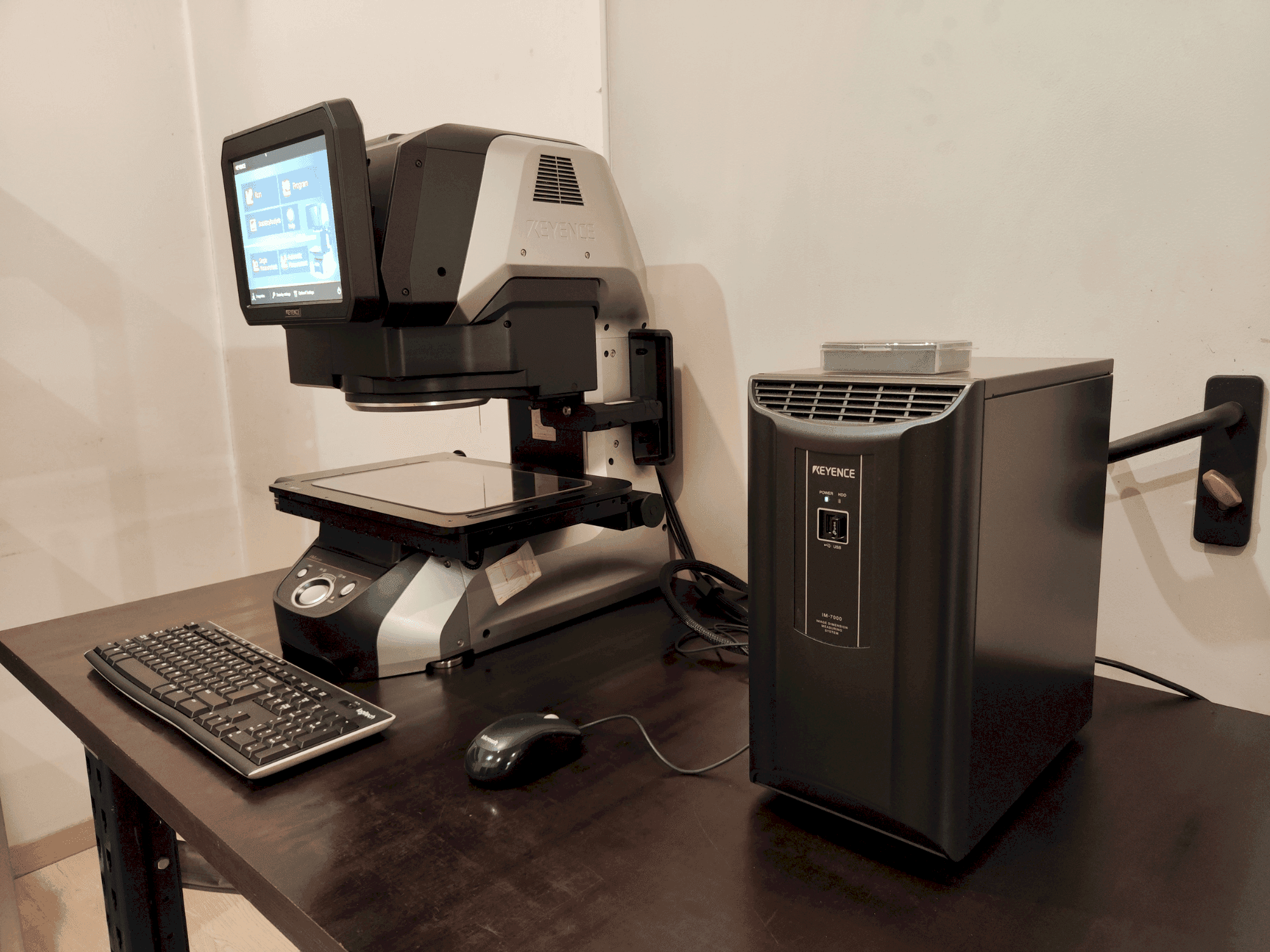 Makine KEYENCE IM-7030T - Önden görünüm