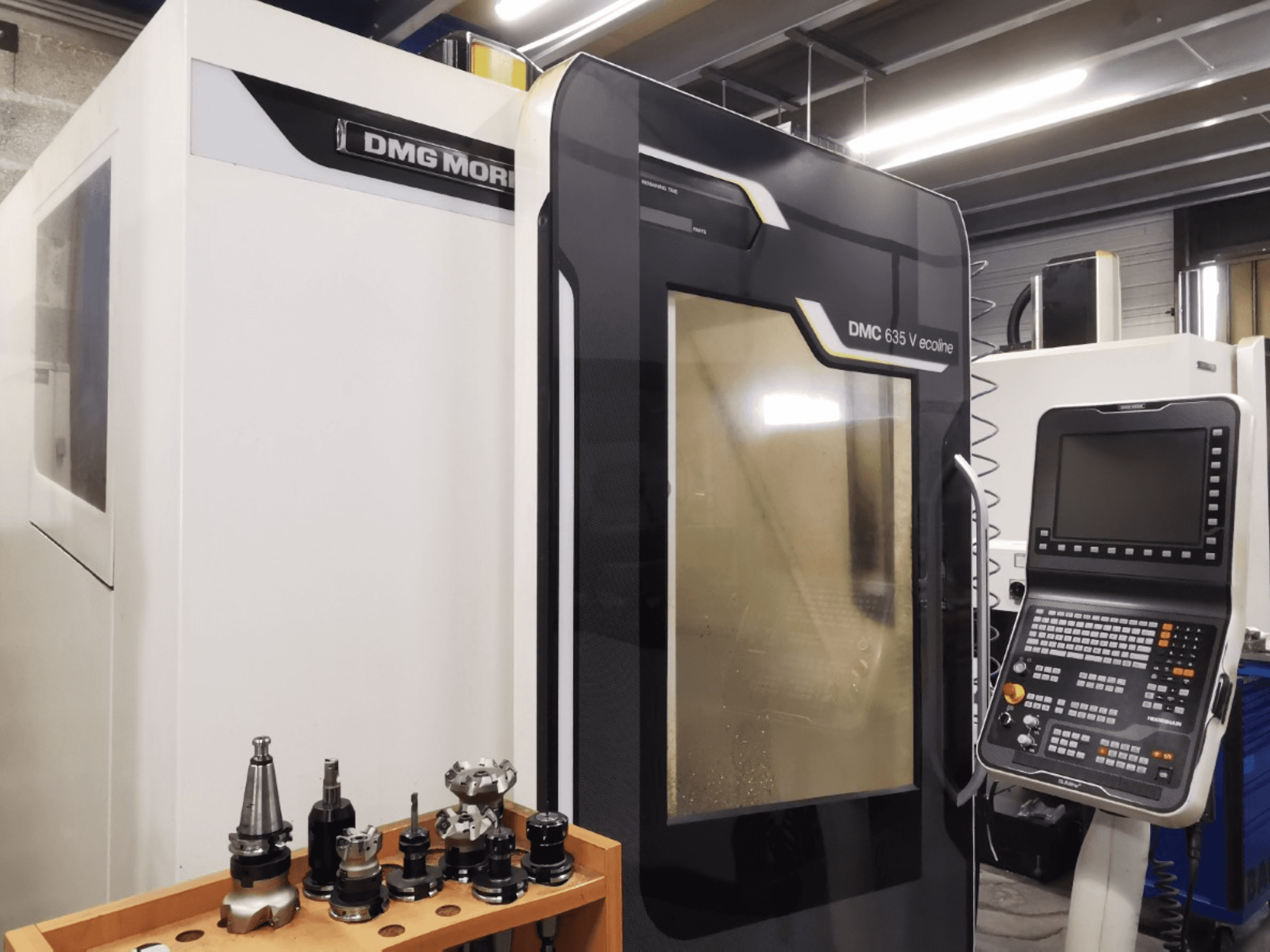 DMG MORI DMC 635 V ecoline dikey işleme merkezinin önden görünümü; kontrol paneli ve takım tutucusu görülmektedir.