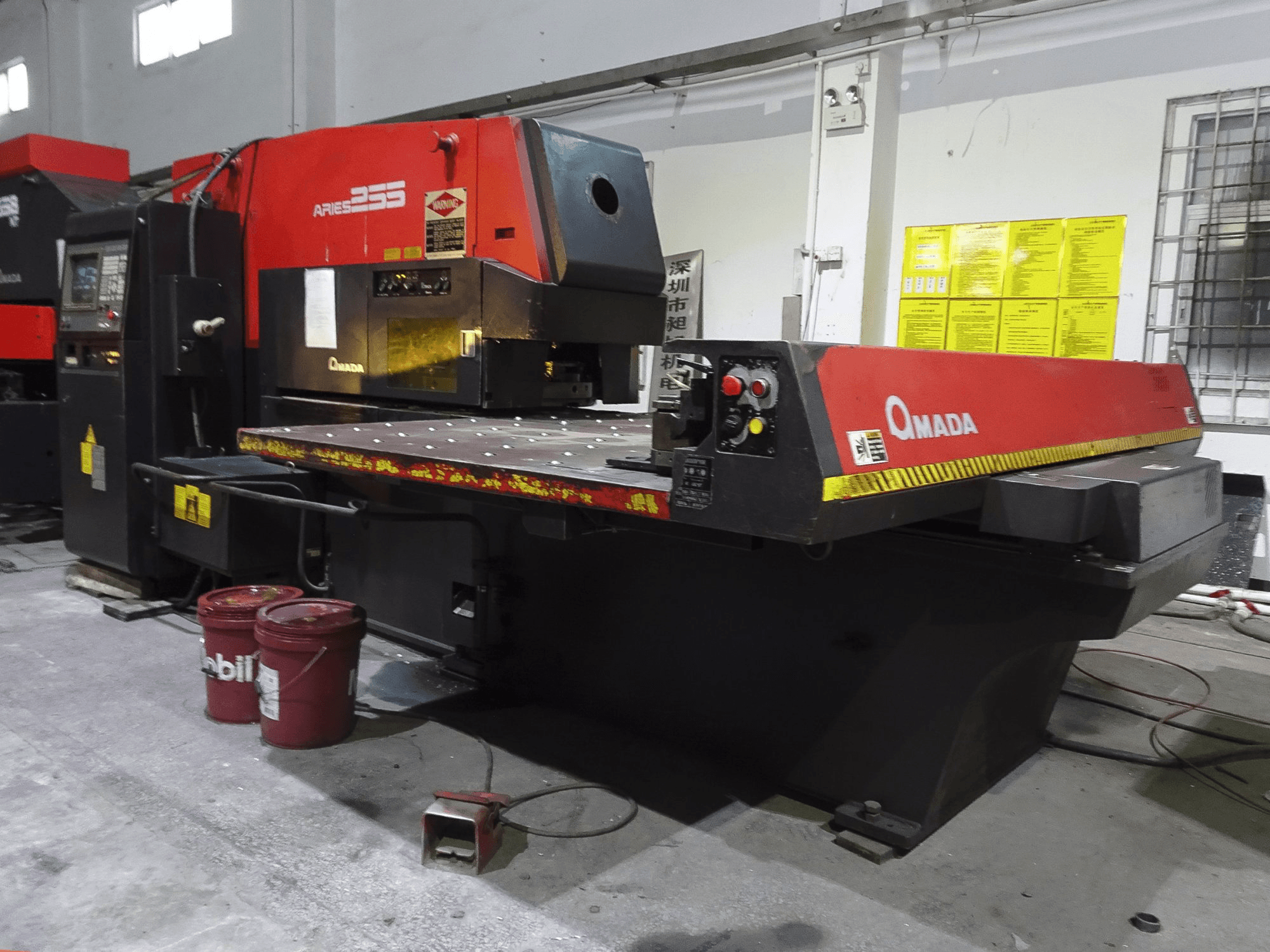 Makine 1 AMADA - Sağdan görünüm ARIES 255