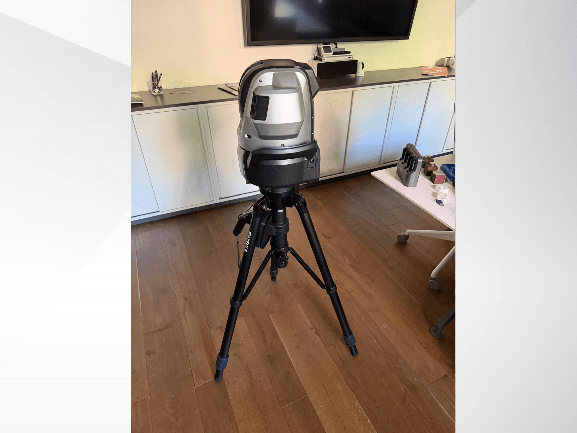 KEYENCE WM c3000 Koordinat Ölçüm Makinesi, önden bakıldığında, şık bir tasarıma ve kontrol arayüzüne sahip bir tripoda monte edilmiş olarak görülmektedir.
